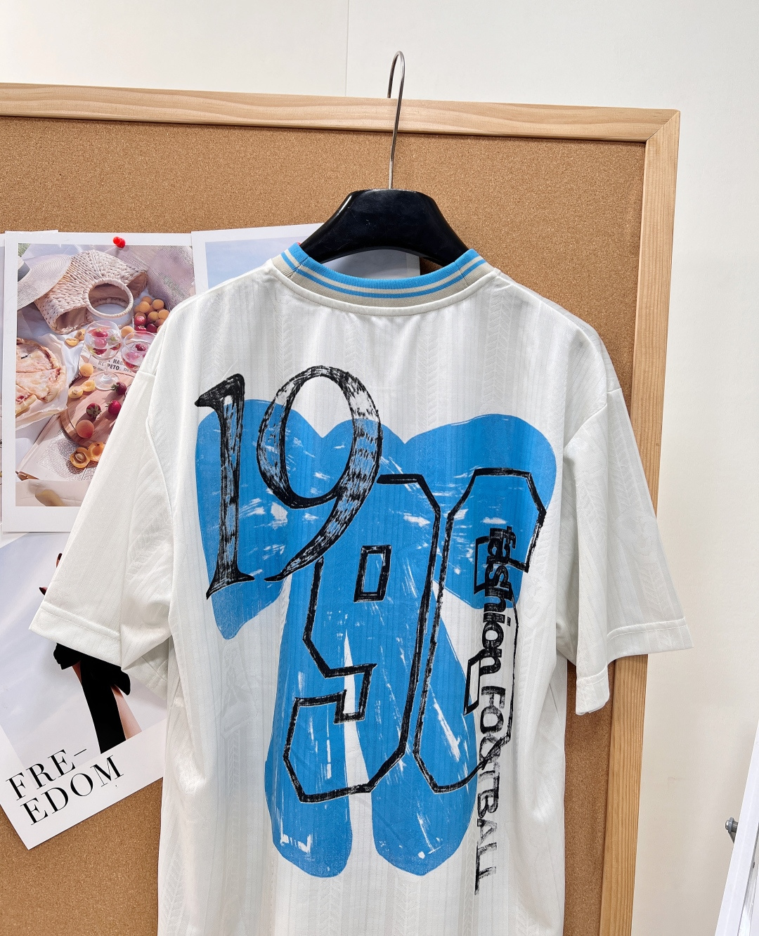 🆕ACNE STUDIO 世界杯限定足球系列1996做旧蝴蝶结印花运动球衣短袖T恤 融合斯德哥尔摩极简美学与复古足球运动
