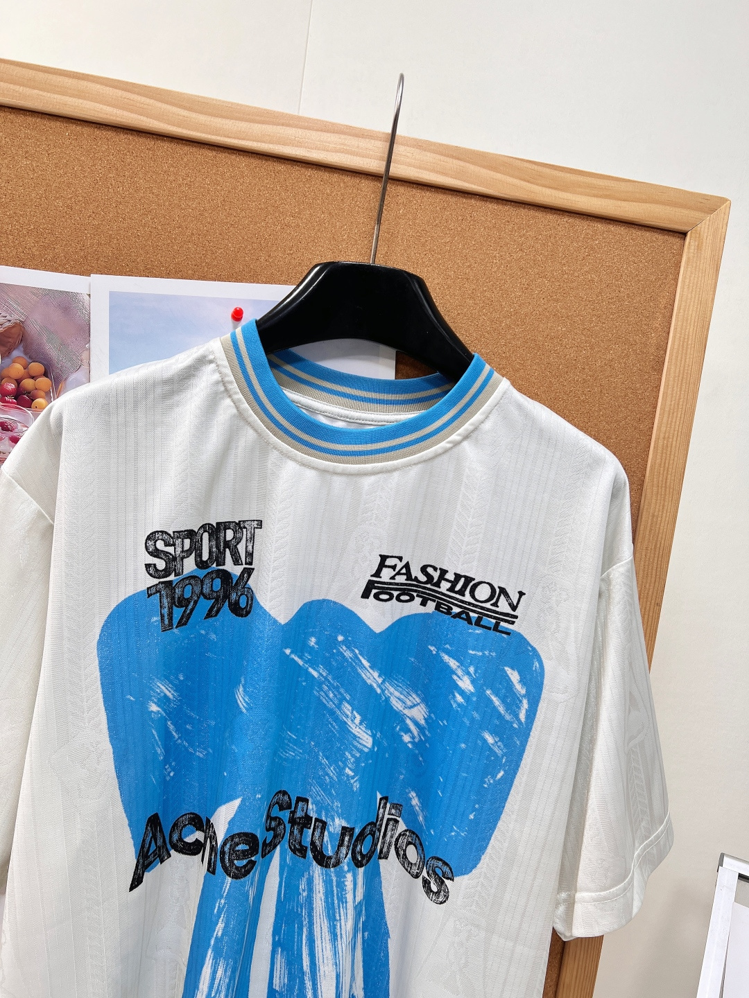 🆕ACNE STUDIO 世界杯限定足球系列1996做旧蝴蝶结印花运动球衣短袖T恤 融合斯德哥尔摩极简美学与复古足球运动