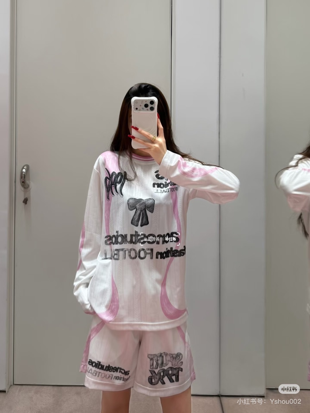 NO:932766,The soft matte white base is paired with soft pink streamlined hand-painted lines, which cleverly combines the girlish atmosphere with the retro football jersey style, weakening the hard-core sporty feel and adding a bit of sweetness and gentleness.19860909软雾白基底搭配柔粉流线手绘线条,把少女氛围感与复古足球球衣风巧妙融合,弱化硬核运动感,多了几分清甜温柔,,,Women's clothing