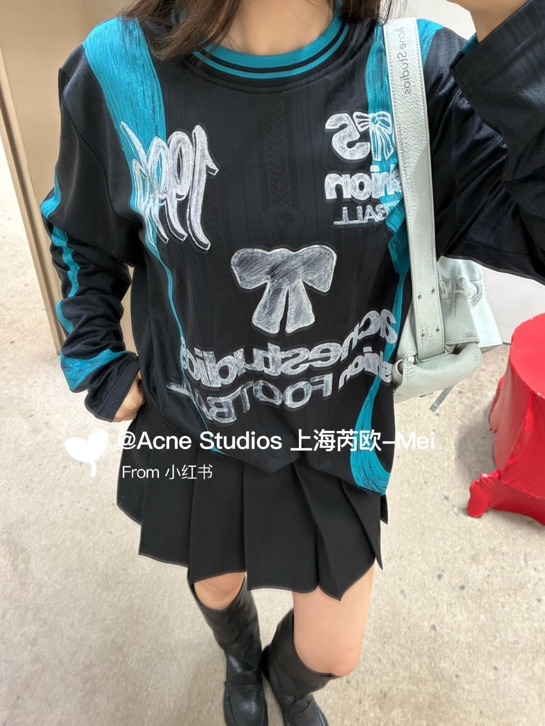 NO:932751,Pure black background with flowing lines of haze lake blue, full of cool tone, replicating the casual and uninhibited temperament of street retro jerseys, the neutral style can be controlled by both men and women.19860909纯黑底色搭配雾霾湖蓝流动线条,冷调酷感拉满,复刻街头复古球衣的随性不羁气质,中性风男女都可驾驭,,,Women's clothing