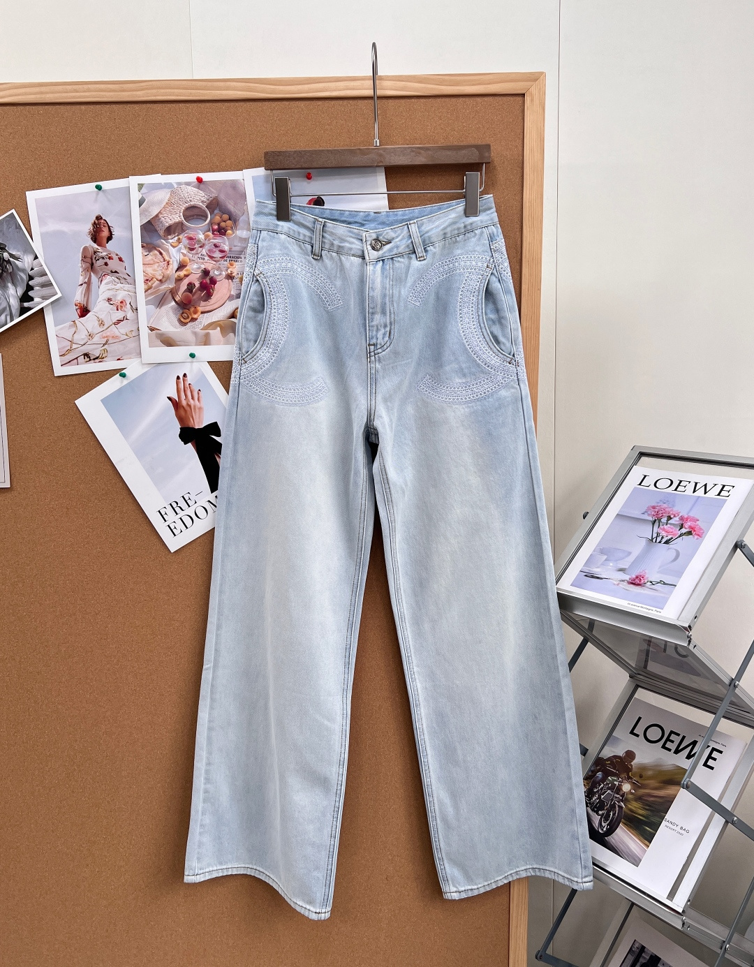 NO:932742,CHANEL's new Xiaoxiang lace embroidered straight light blue jeans are washed milk white light blue jeans, gentle and clean, with a refreshing spring atmosphere, and the upper body is extremely white!  Exquisite lace hollow double C embroidery on the pockets, multi-layer stitching outlines the curved pattern, heavy workmanship is delicate but not cheap, low-key to hide the brand recognition, and the details are directly full. The high-waisted standard straight cut, the trouser legs are loose and not close to the legs, perfectly modify the O-shaped legs and muscular legs, elongate the leg lines, small people can also wear long legs, and the pear-shaped figure hides the crotch to make it look slimmer.  Soft enzyme washed denim fabric removes the stiffness and roughness, making the upper body soft and skin-friendly, breathable and not stuffy; the topstitching is neatly stitched, and the hardware buttons are textured. It is a versatile top, with knitted short sleeves, white T-shirts, and a small fragrant jacket. It is suitable for commuting, shopping, and dating. It is a gentle and luxurious denim item for girls!  All three standards are complete, and the goods will be shipped in large quantities!  Size sml code,,chanel,jeans,jackets & coats,T-shirt,19860909CHANEL新款小香蕾丝刺绣直筒浅蓝牛仔裤 水洗奶白浅蓝调牛仔,温柔干净,自带清爽春日氛围感,上身巨显白！ 口袋处精致蕾丝镂空双C刺绣,多层车线勾勒弧形花纹,重工细腻不廉价,低调暗藏品牌辨识度,细节直接拉满. 高腰标准直筒剪裁,裤管宽松不贴腿,完美修饰O型腿、肌肉腿,拉长腿部线条,小个子也能穿出大长腿,梨形身材藏胯显瘦一绝. 软质酵素水洗牛仔面料,褪去硬挺粗糙,上身柔软亲肤,透气不闷；明线工整锁边,五金纽扣质感在线. 百搭不挑上衣,针织短袖、白T、小香风外套随便搭配,通勤、逛街、约会都适配,温柔轻奢少女专属牛仔单品！三标齐全,大货出！ 尺码sml 编码,,chanel,jeans,jackets & coats,T-shirt,,Women's clothing