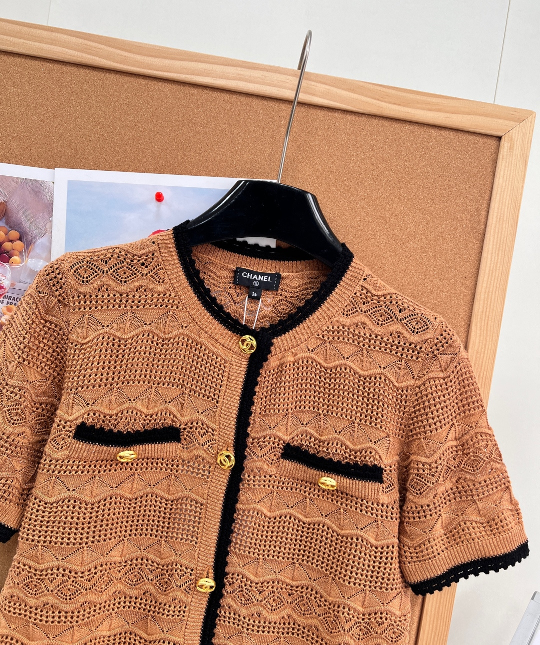 🆕CHANEL新款小香家镂空亮丝短袖针织开衫✨温柔焦糖棕配色自带复古老钱氛围感，黄皮上身巨衬肤色！ 全身波浪镂空钩花织法