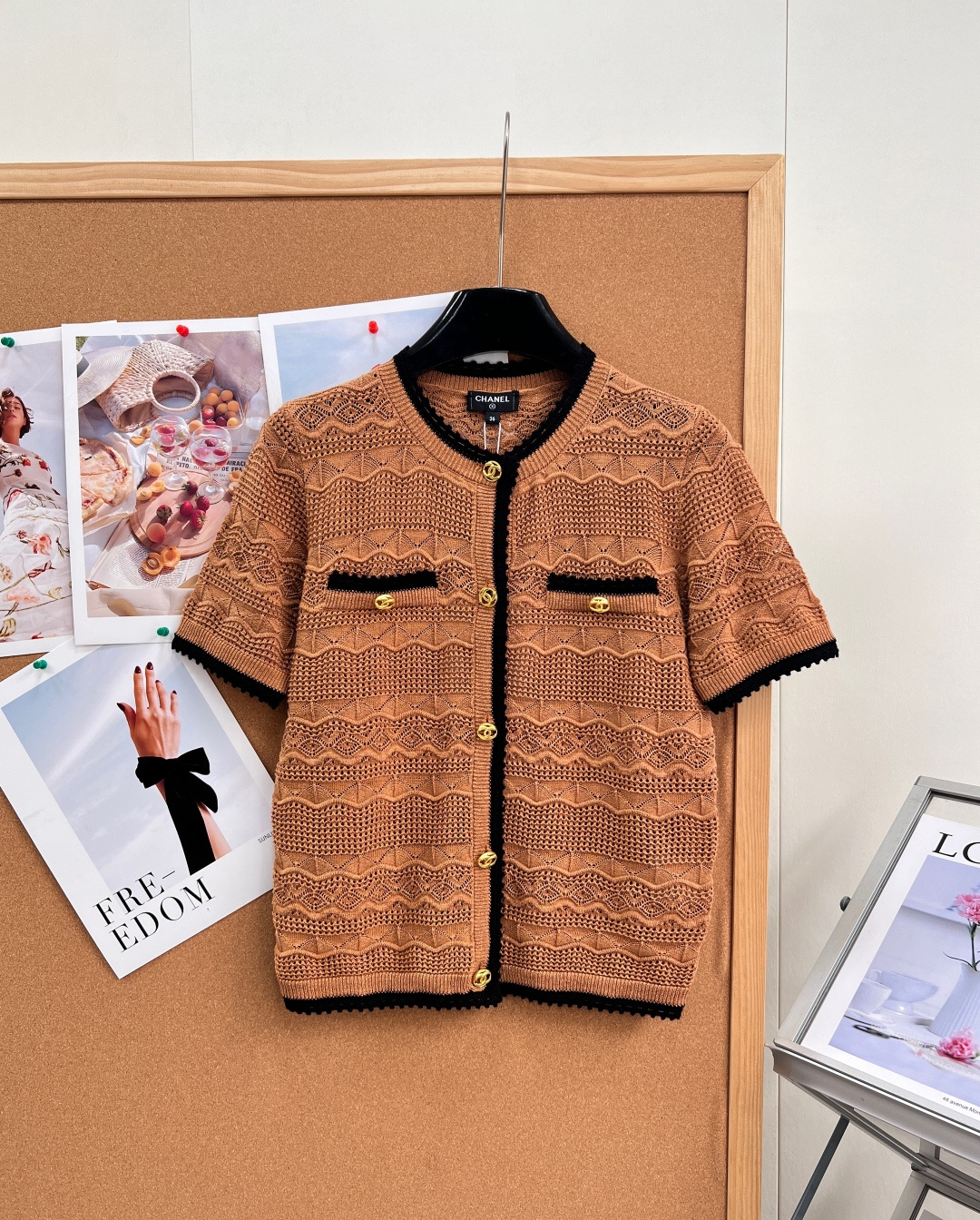 NO:934065,CHANEL's new Xiaoxiangjia hollow bright silk short-sleeved knitted cardigan has a gentle caramel brown color scheme with a retro old-money atmosphere, and the yellow leather upper body matches the skin tone!  The whole body is made of wavy hollow crochet, and the yarn is mixed with fine shiny silk. The light has a delicate shimmering texture, which is transparent and breathable without being stuffy. The collar, cuffs, and hem are decorated with black contrasting lace for a full layer of sophistication.  A full set of metal double-C logo round buckles, placket and double pockets are all matched with the same gold-plated hardware. The texture is thick and weighty, making it instantly recognizable. Classic round neck + short-sleeved cardigan style, short cut to raise the waistline and optimize body proportions.  Slightly slim fit but not tight, it is exquisite and elegant when worn alone. The inner suspenders and bottoming shirt are full of layering. It is suitable for matching with skirts and jeans. It is easy to achieve the light luxury and wealthy daughter's temperament during commuting, afternoon tea and dating. Complete with three standards, large quantities of goods are shipped!  Size sml coding,,chanel,chanel,skirts,jeans,T-shirt,gold plating,19860909CHANEL新款小香家镂空亮丝短袖针织开衫温柔焦糖棕配色自带复古老钱氛围感,黄皮上身巨衬肤色！ 全身波浪镂空钩花织法,纱线混织细闪亮丝,光线里自带细腻微光肌理,通透透气不闷肤；领口、袖口、下摆搭配黑色撞色花边包边,层次精致感拉满. 全套金属双C徽标圆扣,门襟+双口袋都搭配同款镀金五金,质感厚重有分量,辨识度直接拉满.经典圆领+短袖开衫版型,短款剪裁拉高腰线,优化身材比例. 微修身不紧绷版型,单穿精致优雅,内搭吊带、打底衫层次感十足,搭配半裙、牛仔裤都适配,通勤、下午茶、约会轻松拿捏轻奢富家千金气质.三标齐全,大货货出！ 尺码sml 编码,,chanel,chanel,skirts,jeans,T-shirt,gold plating,,Women's clothing