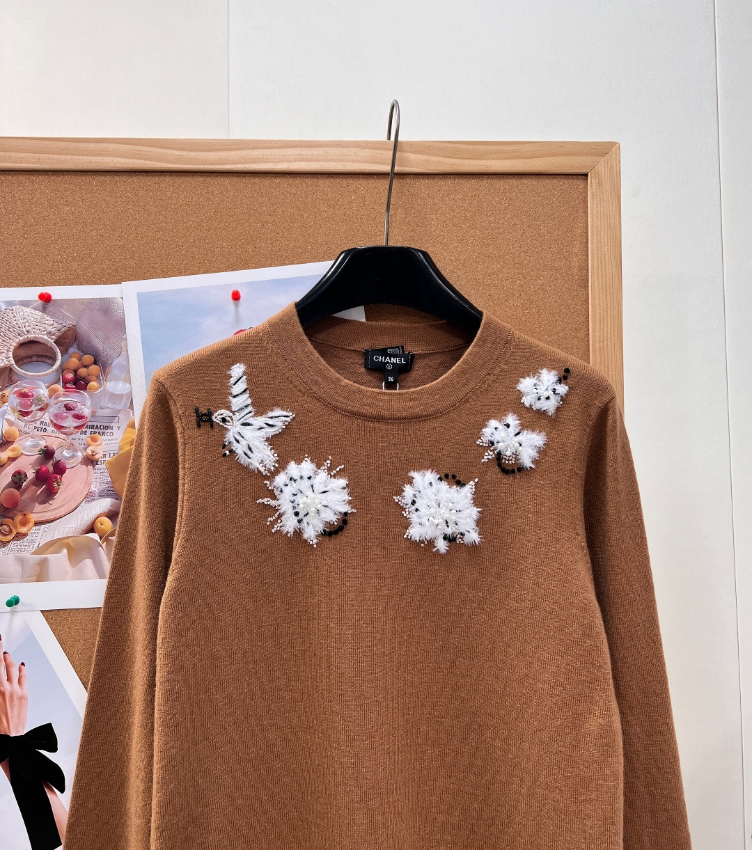 🆕CHANEL小香25A高定手工坊系列针织上衣，焦糖飞鸟钉珠羊绒针织太有艺术感🤎重工立体刺绣工艺，专柜级手工缝制，自带复