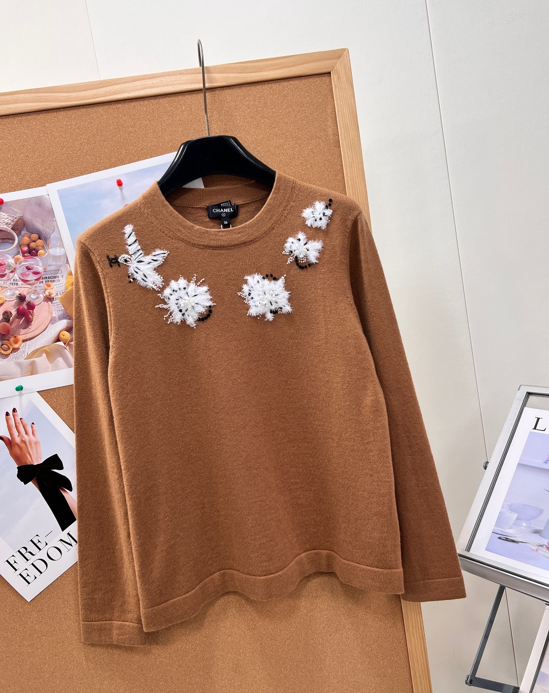 🆕CHANEL小香25A高定手工坊系列针织上衣，焦糖飞鸟钉珠羊绒针织太有艺术感🤎重工立体刺绣工艺，专柜级手工缝制，自带复