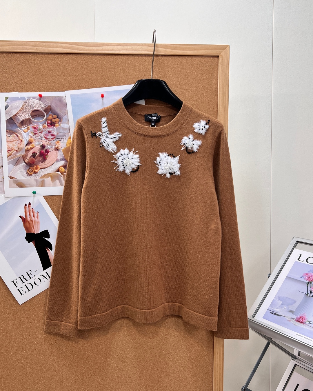 NO:934059,CHANEL Xiaoxiang 25A haute couture workshop series knitted top, caramel bird beaded cashmere knitted with artistic sense and heavy three-dimensional embroidery technology, counter-level hand-sewing, with a retro French artistic atmosphere, niche and not out of the ordinary. Gentle caramel brown cashmere base, soft and waxy as clouds, delicate and skin-friendly when worn next to the body, constant temperature and warmth, suitable for spring and autumn single wear, autumn and winter inner wear.  The three-dimensional heavy engineering craftsmanship of the handmade dandelion flower cluster on the chest + sparkling diamond pearl beads are outlined, with feather textured bird embroidery, and black and white contrasting colors are smart. Every bead is hand-sewn, and the shimmer is full of light and shadow. The loose and slightly dropped shoulder version, modified shoulder line hides the flesh of the arms, is not picky about the body shape. Paired with a skirt, gentle and elegant, paired with jeans for a relaxed old-money style, you can hold it on dates, commuting, and banquets, a high-end handmade collection-level sweater!  All three standards are complete, and the goods will be shipped in large quantities!  size sml code,,chanel,skirts,jeans,19860909CHANEL小香25A高定手工坊系列针织上衣,焦糖飞鸟钉珠羊绒针织太有艺术感重工立体刺绣工艺,专柜级手工缝制,自带复古法式艺术氛围,小众不撞款. 温柔焦糖棕全羊绒基底,软糯如云,贴身穿细腻亲肤,恒温保暖,春秋单穿、秋冬内搭都适配. 胸前立体重工工艺手工毛絮蒲公英花簇+闪钻珍珠钉珠勾勒,搭配羽毛质感飞鸟刺绣,黑白撞色层次灵动,每一处钉珠都是手工缝制,光影下细碎闪光泽感拉满. 宽松微落肩版型,修饰肩线藏手臂肉肉,不挑身形. 搭配半裙温柔显贵,配牛仔裤松弛老钱风,约会、通勤、宴会都能hold住,高定手工款收藏级针织衫！三标齐全,大货出！ 尺码sml 编码,,chanel,skirts,jeans,,Women's clothing