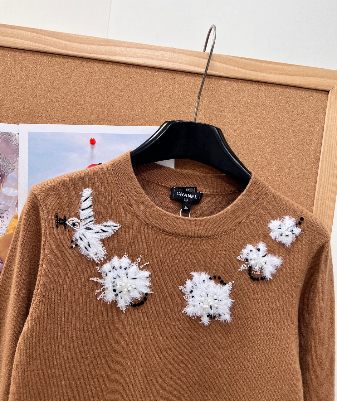 🆕CHANEL小香25A高定手工坊系列针织上衣，焦糖飞鸟钉珠羊绒针织太有艺术感🤎重工立体刺绣工艺，专柜级手工缝制，自带复