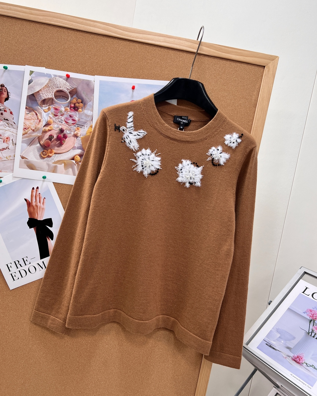 🆕CHANEL小香25A高定手工坊系列针织上衣，焦糖飞鸟钉珠羊绒针织太有艺术感🤎重工立体刺绣工艺，专柜级手工缝制，自带复