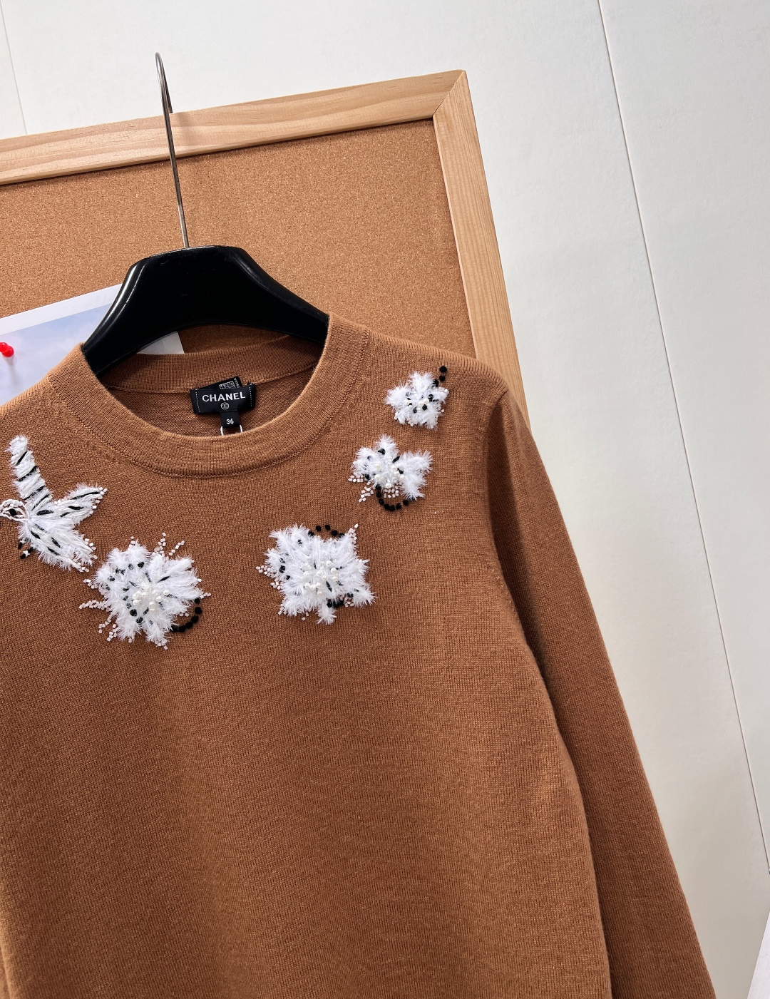 🆕CHANEL小香25A高定手工坊系列针织上衣，焦糖飞鸟钉珠羊绒针织太有艺术感🤎重工立体刺绣工艺，专柜级手工缝制，自带复