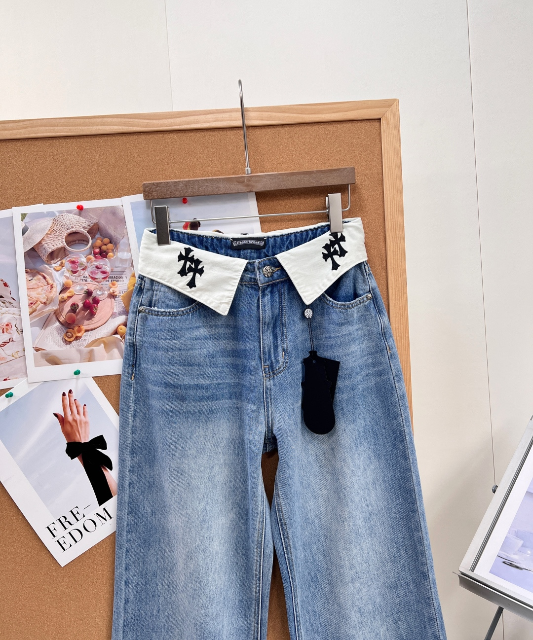 🆕-Chrome hearts克罗心十字架翻边直筒牛仔👖撞色翻折腰头自带辨识度，甜酷暗黑调性拉满，街头出片巨吸睛！ 独特