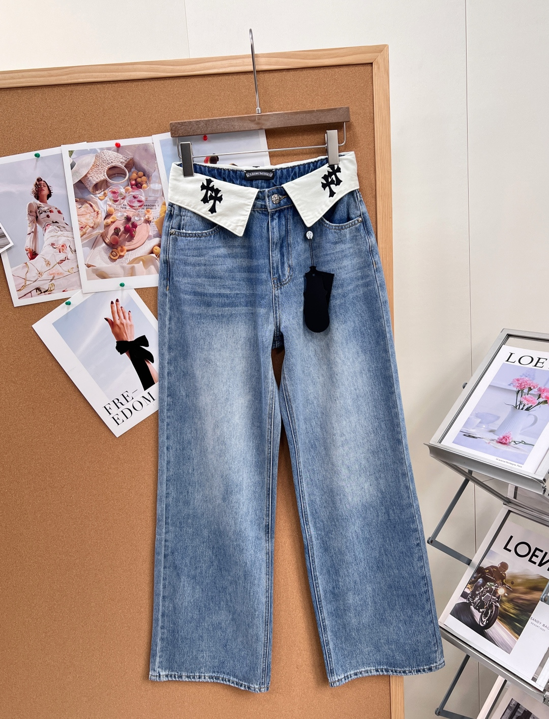 🆕-Chrome hearts克罗心十字架翻边直筒牛仔👖撞色翻折腰头自带辨识度，甜酷暗黑调性拉满，街头出片巨吸睛！ 独特