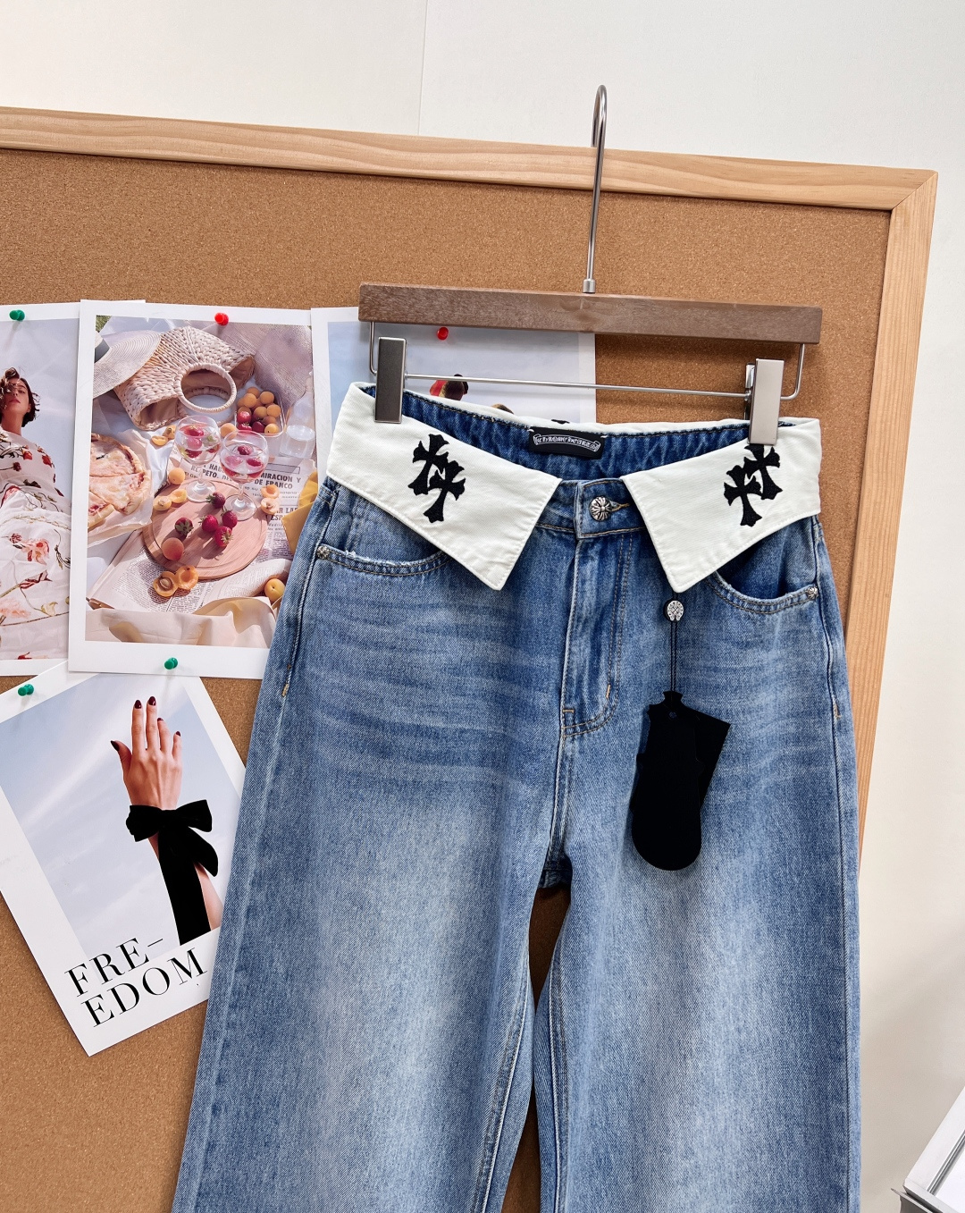 🆕-Chrome hearts克罗心十字架翻边直筒牛仔👖撞色翻折腰头自带辨识度，甜酷暗黑调性拉满，街头出片巨吸睛！ 独特