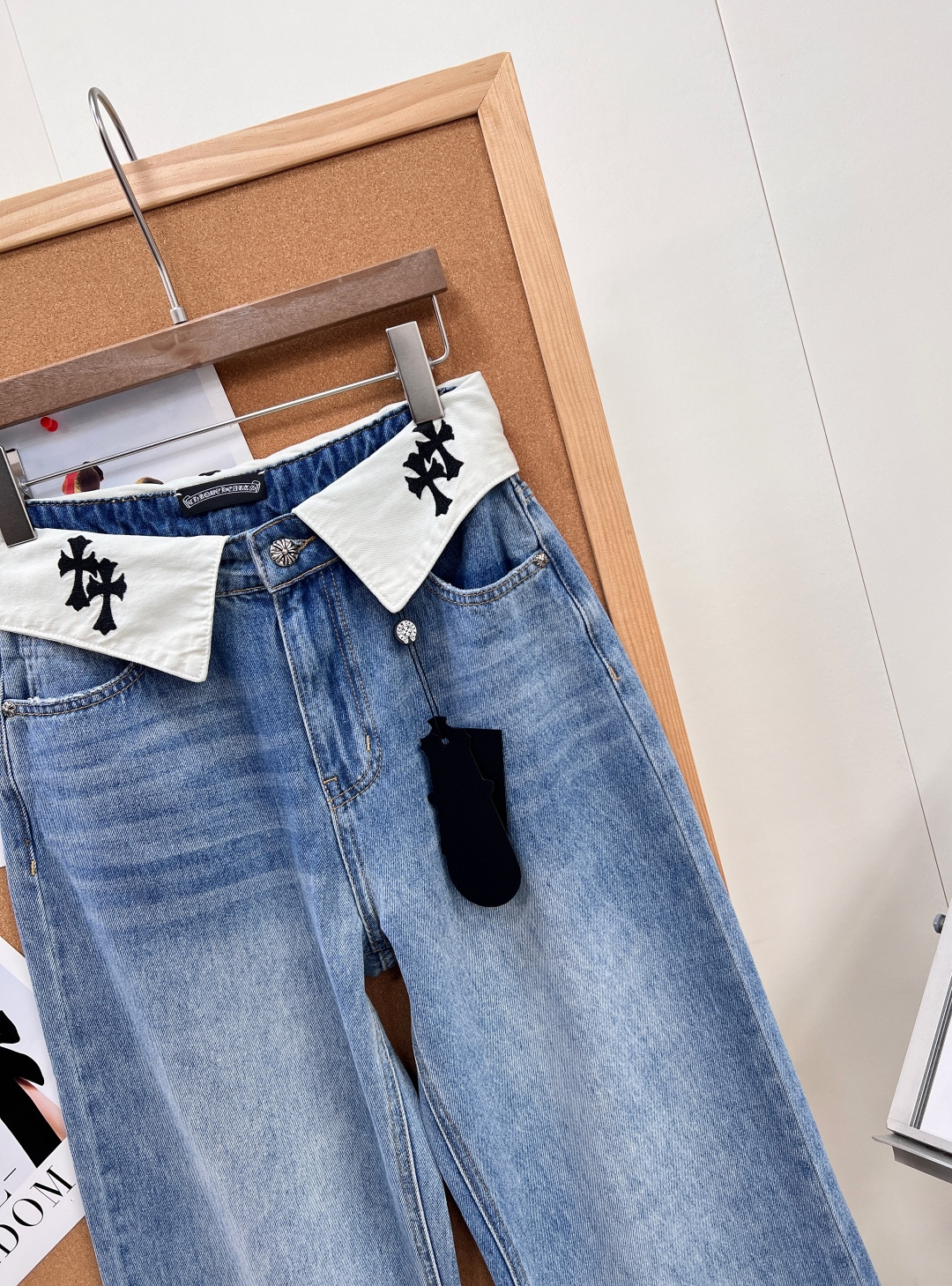 🆕-Chrome hearts克罗心十字架翻边直筒牛仔👖撞色翻折腰头自带辨识度，甜酷暗黑调性拉满，街头出片巨吸睛！ 独特
