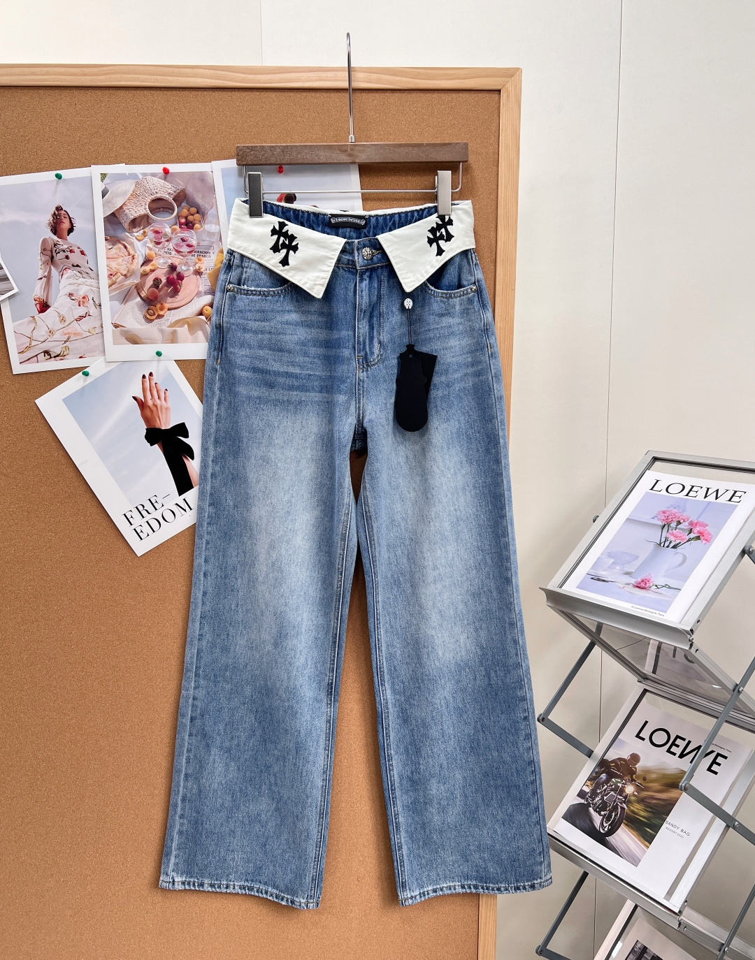 NO:934047,-Chrome hearts Chrome hearts cuffed straight denim with contrasting color and folded waistband. It is easy to identify. It has a sweet, cool and dark tone. It is very eye-catching in street movies!  The unique color design features a double-layer folded white waistband, symmetrical black cross embroidery, and a full contrast between black and white. It is very bright without extra accessories. The light blue washed denim is soft and aged, and the enzyme washing process softens the hard denim. The upper body is soft and waxy without rubbing, making it refreshing and breathable for spring and summer wear.  The high-waisted, wide-leg straight version elongates the leg proportions with one click, hides the crotch, covers thigh fat, and can be perfectly modified by sisters with pear-shaped and uneven legs. The drapey legs bring a relaxed aura when walking. The classic five-pocket denim structure, the metal button hardware texture is online, and the open stitching is neat and firm. It is suitable for short T-shirts, slim vests, and punk short-sleeves. It can be worn on the street, visiting stores, and traveling. Complete with three standards, great product!  Size sml code,,chrome hearts,chrome hearts,T-shirt,tees,t-shirt,19860909-Chrome hearts克罗心十字架翻边直筒牛仔撞色翻折腰头自带辨识度,甜酷暗黑调性拉满,街头出片巨吸睛！ 独特色计双层翻折白腰头,左右对称黑色十字架刺绣,黑白撞色反差感十足,不用多余配饰也很有亮点. 浅蓝水洗牛仔做旧柔和,酵素水洗工艺把硬牛仔软化,上身软糯不磨肤,春夏穿清爽透气. 高腰阔腿直筒版型,一键拉长腿部比例,藏胯、遮大腿赘肉,梨形、腿不直姐妹都能完美修饰,垂感裤管走路自带松弛气场. 经典五袋牛仔结构,金属纽扣五金质感在线,明线走线工整牢固.搭配短款T恤、修身背心、朋克短袖都适配,街头、探店、出游穿搭全能hold住.三标齐全,大货出！ 尺码sml 编码,,chrome hearts,chrome hearts,T-shirt,tees，t-shirt,,Women's clothing