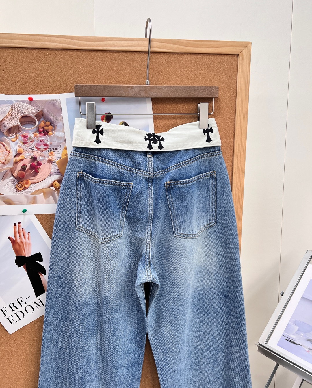 🆕-Chrome hearts克罗心十字架翻边直筒牛仔👖撞色翻折腰头自带辨识度，甜酷暗黑调性拉满，街头出片巨吸睛！ 独特