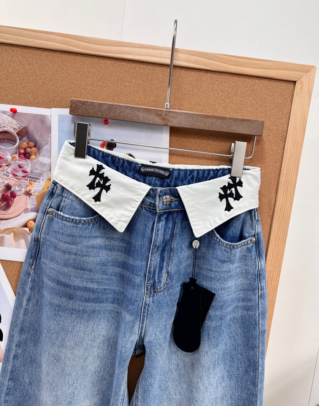 🆕-Chrome hearts克罗心十字架翻边直筒牛仔👖撞色翻折腰头自带辨识度，甜酷暗黑调性拉满，街头出片巨吸睛！ 独特