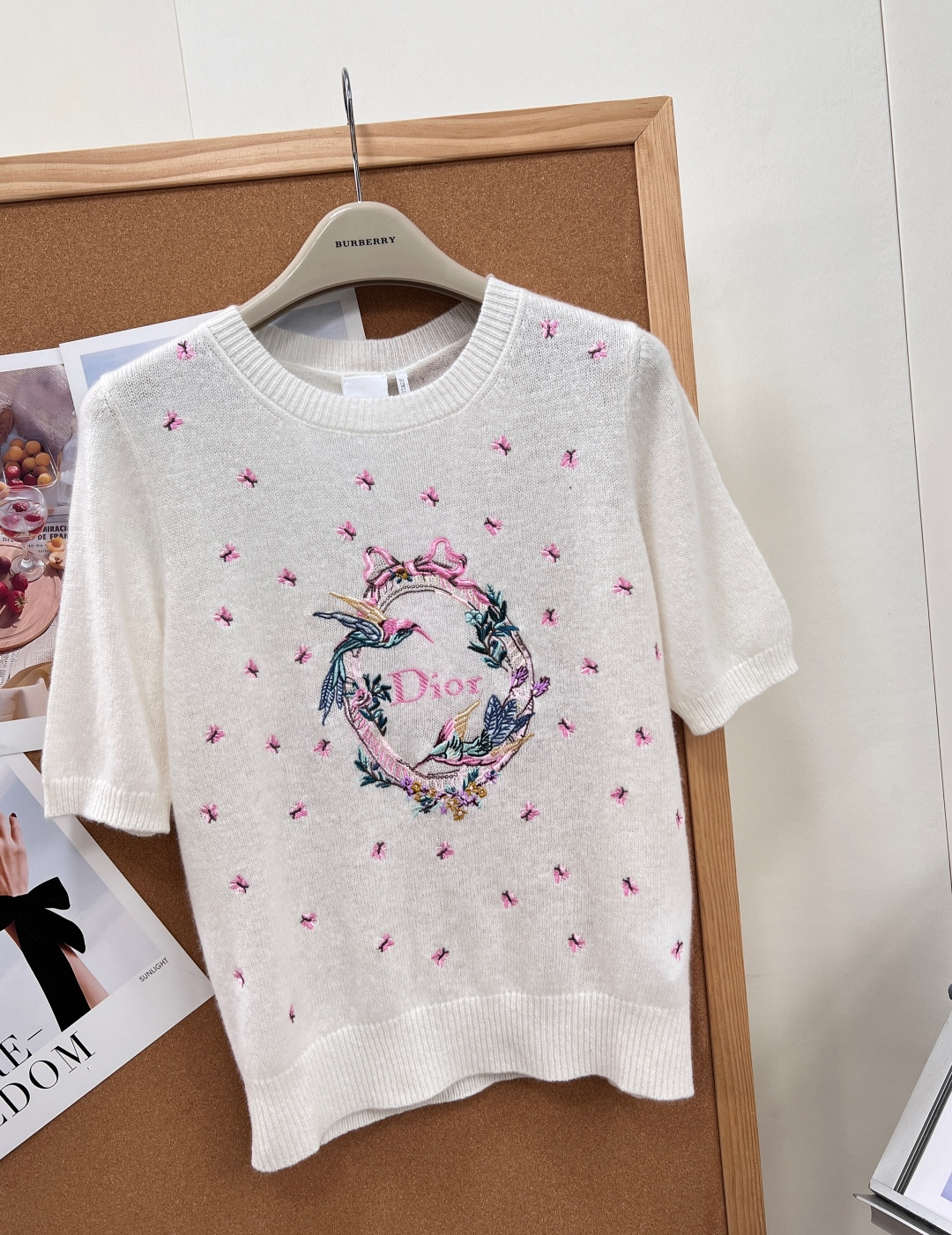 🆕DIOR新款花环蜂鸟刺绣羊绒短袖，26春夏温柔氛围感天花板，奶白羊绒基底搭配重工彩色花鸟刺绣，自带浪漫法式田园气息，温