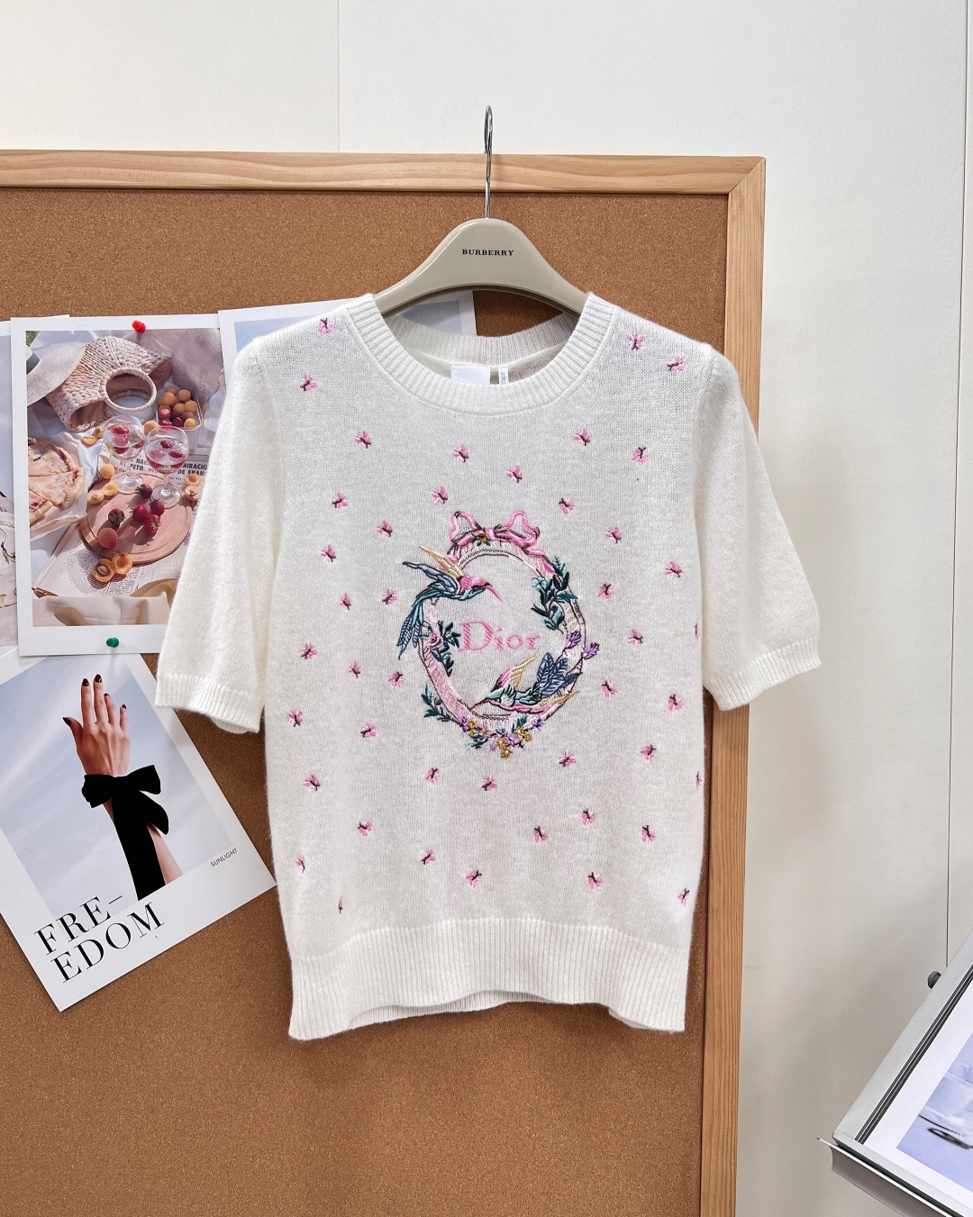 NO:934038,DIOR's new garland hummingbird embroidered cashmere short sleeves, the ceiling with a gentle atmosphere for spring and summer 26, the milky white cashmere base with heavy colored flower and bird embroidery, has a romantic French pastoral atmosphere, gentle and age-reducing, and the yellow leather upper body is clean and shows the complexion. The whole piece is woven with fine cashmere yarn, soft and light, close to the skin and has a loose feeling, breathable and not stuffy, it is refreshing to wear alone in spring and summer, and is just right for wearing in air-conditioned rooms.  The core of the chest is heavily embroidered with a ribbon bow garland surrounding the brand logo, two colorful hummingbirds are lifelike, the body is scattered with small pink butterflies, multi-color silk thread layered embroidery, three-dimensional and exquisite, the details are full, and the close-up embroidery texture is delicate and advanced. Simple round neck + fitted short-sleeved tailoring, moderately waisted short version, high waistline to optimize body proportions, slightly loose tailoring to hide arm muscles, not picky on the body shape.  Suitable for pairing with denim skirts, suit trousers, and floral long skirts. It is easy to match the gentle rich girl temperament for dates, afternoon tea, and commuting. All three standards are complete, and the goods are shipped in large quantities!  Size sml code,,dior,skirts,T-shirt,business suit,19860909DIOR新款花环蜂鸟刺绣羊绒短袖,26春夏温柔氛围感天花板,奶白羊绒基底搭配重工彩色花鸟刺绣,自带浪漫法式田园气息,温柔减龄,黄皮上身干净显气色. 整件精选细腻羊绒纱织造,软糯轻盈,贴肤零扎感,透气不闷,春夏单穿清爽,空调房穿搭刚刚好. 胸口核心重工刺绣丝带蝴蝶结花环环绕品牌标识,双只彩线蜂鸟栩栩如生,衣身散落粉色小蝴蝶满铺点缀,多色丝线分层绣制,立体精致,细节拉满,近距离刺绣肌理细腻高级. 简约圆领+合身短袖剪裁,适度收腰短款版型,拉高腰线优化身材比例,微宽松剪裁藏手臂拜拜肉,不挑身形. 搭配牛仔半裙、西装裤、碎花长裙都适配,约会、下午茶、通勤轻松拿捏温柔富家少女气质.三标齐全,大货出！ 尺码sml 编码,,dior,skirts,T-shirt,business suit,,Women's clothing