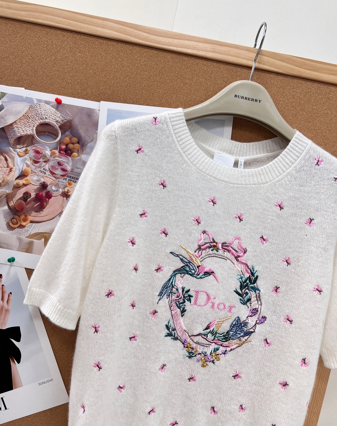 🆕DIOR新款花环蜂鸟刺绣羊绒短袖，26春夏温柔氛围感天花板，奶白羊绒基底搭配重工彩色花鸟刺绣，自带浪漫法式田园气息，温
