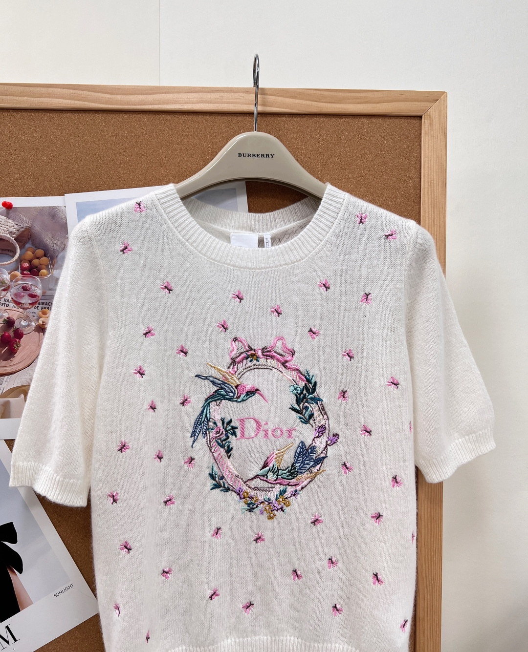 🆕DIOR新款花环蜂鸟刺绣羊绒短袖，26春夏温柔氛围感天花板，奶白羊绒基底搭配重工彩色花鸟刺绣，自带浪漫法式田园气息，温