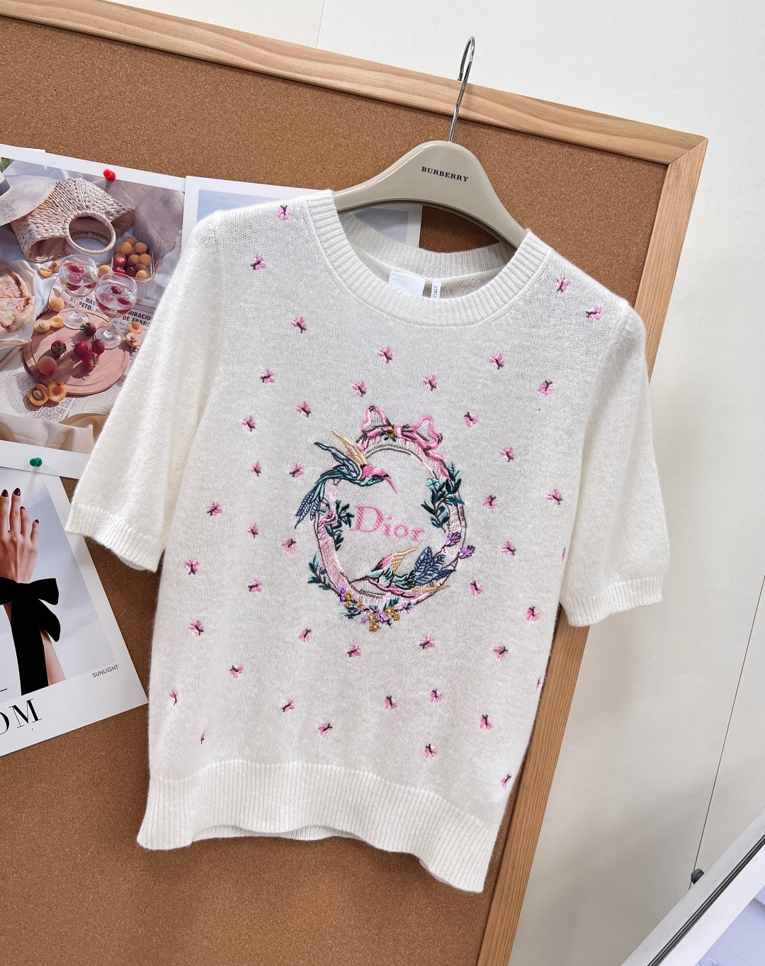 🆕DIOR新款花环蜂鸟刺绣羊绒短袖，26春夏温柔氛围感天花板，奶白羊绒基底搭配重工彩色花鸟刺绣，自带浪漫法式田园气息，温