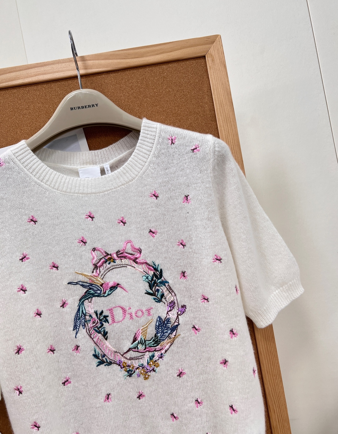 🆕DIOR新款花环蜂鸟刺绣羊绒短袖，26春夏温柔氛围感天花板，奶白羊绒基底搭配重工彩色花鸟刺绣，自带浪漫法式田园气息，温