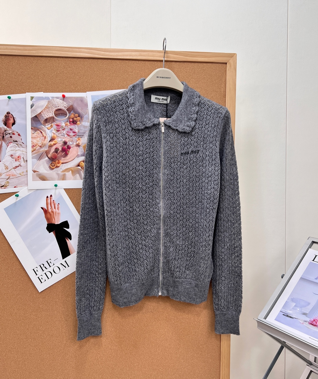 NO:934030,MiuMiu lace doll collar hollow knitted cardigan, a classic Miu Miu college style item, high-grade heather gray, gentle and low-key, with a cool and age-reducing atmosphere, just what sweet girls need every day!  The whole body is made of rhombus hollow knitted fabric, which is breathable and not stuffy. It is suitable for sun protection outerwear in spring and summer and as a solo wear in early autumn. The light knitted fabric is soft and skin-friendly. The iconic wavy lace doll lapel and cuffs are matched with the same wavy hem with the same craftsmanship. The details are exquisite and girlish. The full-length silver metal zipper in the middle opens and closes, making it easy to put on and take off.  Simple black embroidered letter logo on the left chest, low-key embellishment to enhance brand recognition; short fit cut, raised waistline to optimize body proportions, slightly loose long sleeves to modify arm lines, not picky about body shape. Suitable for pleated skirts, denim trousers, and half-length gauze skirts, easily create a Korean college girl outfit, suitable for commuting, dating, and traveling. Complete with three standards, large quantities of goods!  size sml code,,miumiu,skirts,19860909MiuMiu花边娃娃领镂空针织开衫,经典缪缪学院风单品,高级麻灰色温柔低调,自带清冷减龄氛围感,甜妹日常刚需！ 整件全身菱格镂空针织织法,通透透气不闷肤,春夏做防晒外搭、初秋单穿都适配,轻薄针织软糯亲肤. 标志性波浪花边娃娃翻领,袖口同步搭配同工艺波浪锁边,少女感细节精致满分；正中全长银色金属拉链开合,穿脱便捷. 左胸简约黑色刺绣字母logo,低调点缀提升品牌辨识度；短款合身剪裁,抬高腰线优化身材比例,微宽松长袖修饰手臂线条,不挑身形. 搭配百褶裙、牛仔长裤、半身纱裙皆适配,轻松打造韩系学院少女穿搭,通勤、约会、出游都合适.三标齐全,大货出！ 尺码sml 编码,,miumiu,skirts,,Women's clothing