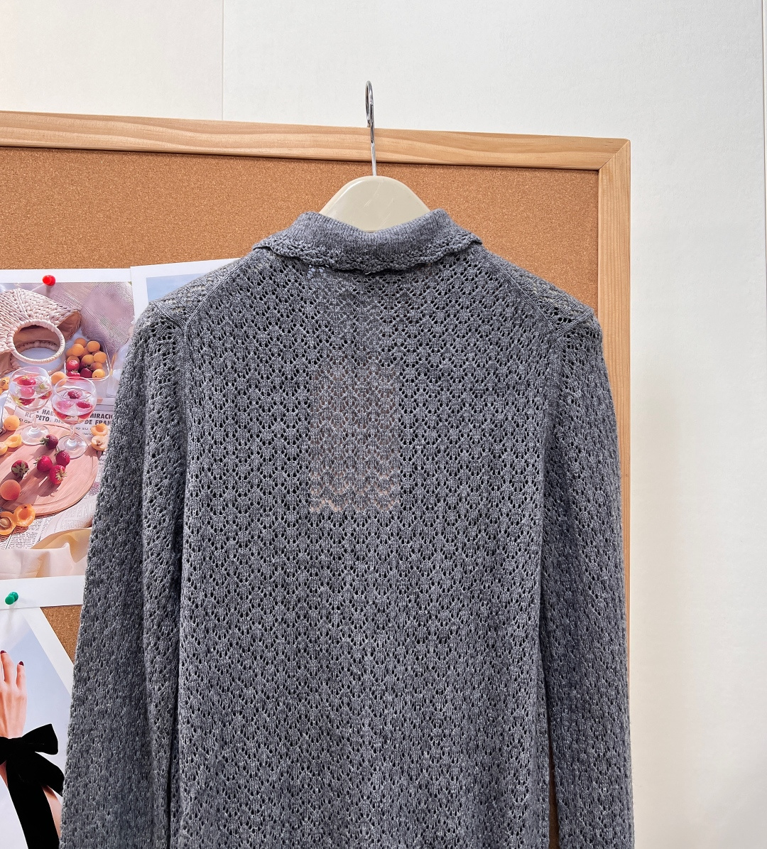 🆕MiuMiu花边娃娃领镂空针织开衫，经典缪缪学院风单品，高级麻灰色温柔低调，自带清冷减龄氛围感，甜妹日常刚需！ 整件全