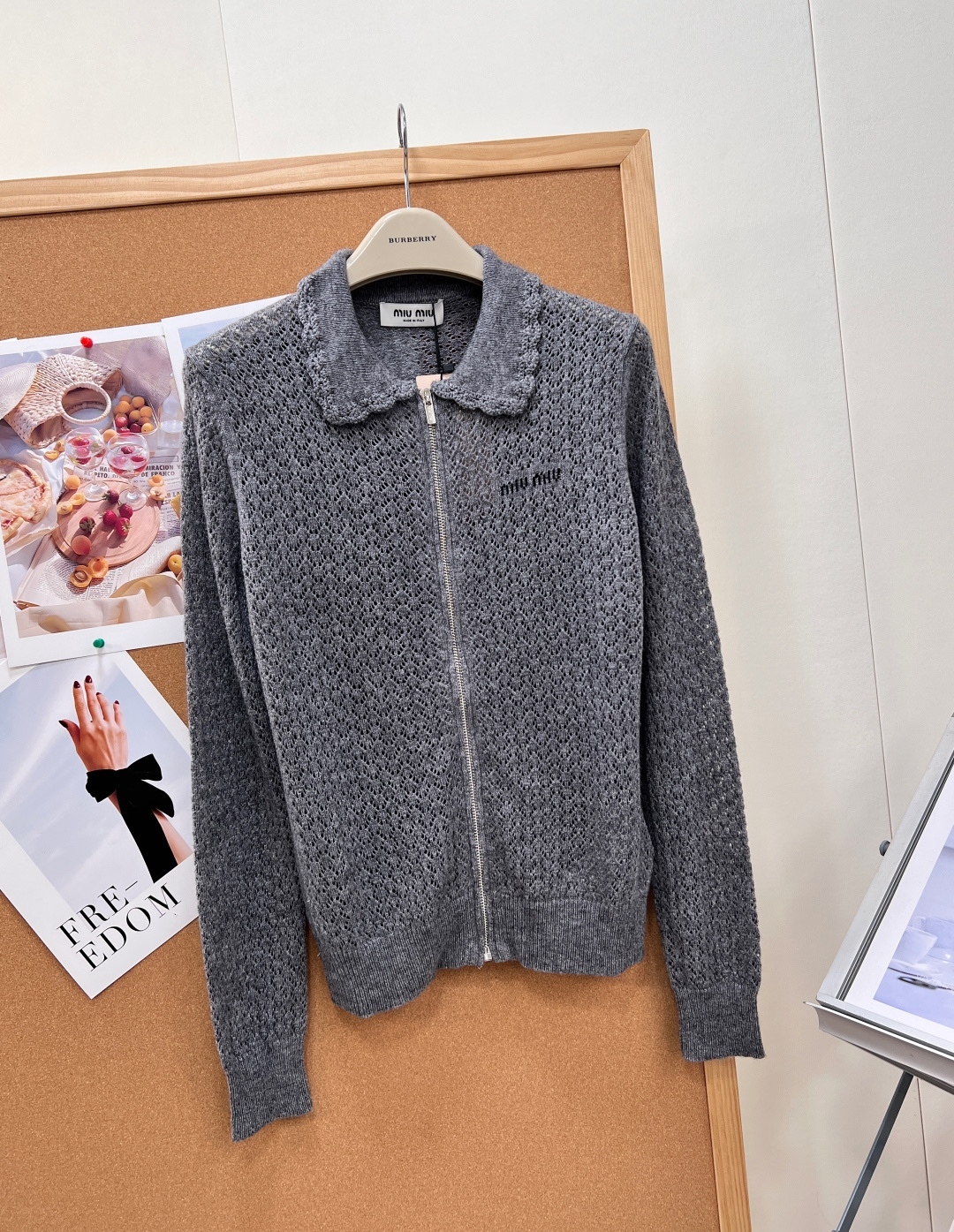 🆕MiuMiu花边娃娃领镂空针织开衫，经典缪缪学院风单品，高级麻灰色温柔低调，自带清冷减龄氛围感，甜妹日常刚需！ 整件全