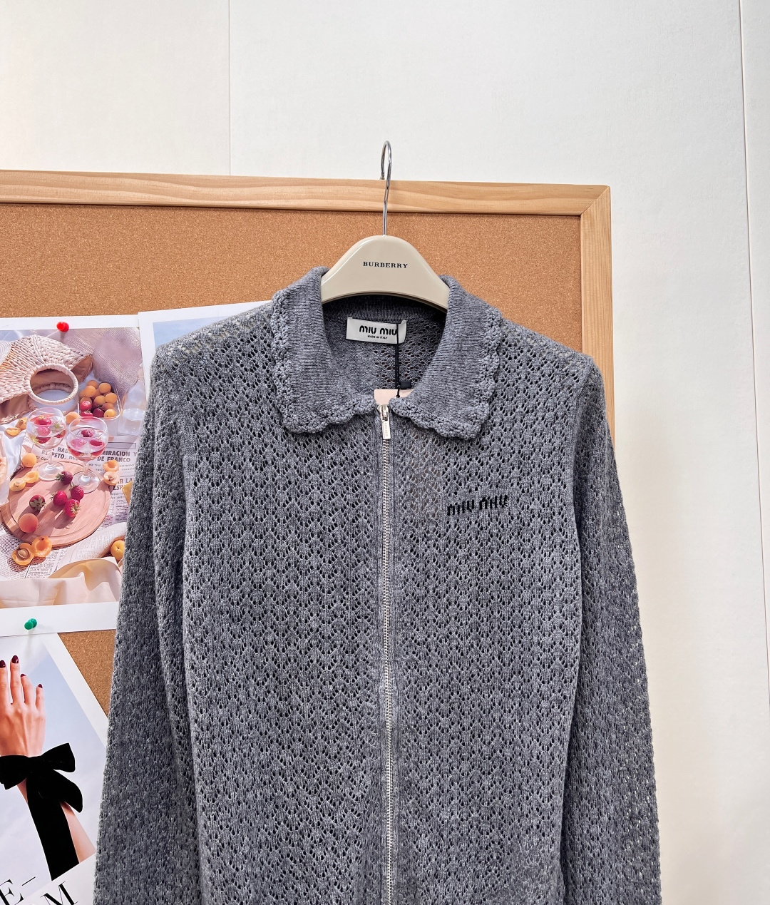 🆕MiuMiu花边娃娃领镂空针织开衫，经典缪缪学院风单品，高级麻灰色温柔低调，自带清冷减龄氛围感，甜妹日常刚需！ 整件全