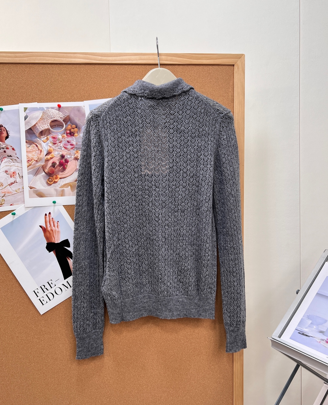 🆕MiuMiu花边娃娃领镂空针织开衫，经典缪缪学院风单品，高级麻灰色温柔低调，自带清冷减龄氛围感，甜妹日常刚需！ 整件全