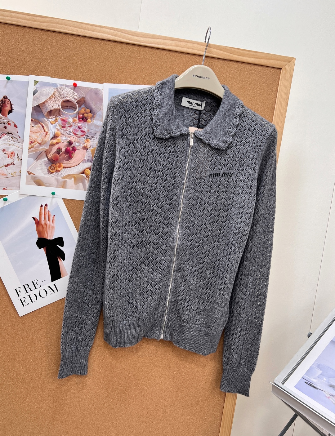 🆕MiuMiu花边娃娃领镂空针织开衫，经典缪缪学院风单品，高级麻灰色温柔低调，自带清冷减龄氛围感，甜妹日常刚需！ 整件全