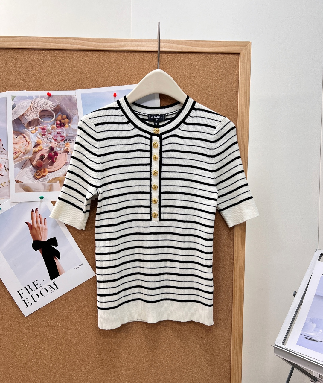 NO:934026,CHANEL26 Xiaoxiang classic striped series short-sleeved, timeless French elegant black and white striped original 1:1 replica counter 26B series. The same series also has vests and long-sleeved sets. The wardrobe just needs versatile knitted items!  Classic black and white horizontal stripes, contrasting round neck + off-white hems at the cuffs, soft and non-monotonous layers, and a relaxed old-money atmosphere. The half-open placket is paired with a row of custom-made double-C metal gold buckles, the plating is delicate and weighty, and the exquisite details in the hands show a light and luxurious texture.  High-elastic fine ribbed knitted fabric, soft and skin-friendly with inherent elasticity, fits curves but is not tight at all, modifies the body shape and hides fat, making it slimmer. It is breathable and lightweight and suitable for the whole spring and summer. The three-quarter length sleeves just cover the fat of the arms, and the straight-fitting version is not picky on the figure, and is suitable for commuting, afternoon tea, and dating.  Elegant and elegant when worn alone, double the layering of the inner jacket, classic stripes will never go out of style, a set of short-sleeved/vest/long-sleeved for rotation in all seasons. Complete with three standards, great deal!  Size sml code,,chanel,jackets & coats,T-shirt,19860909CHANEL26小香经典条纹系列短袖,永不过时的法式优雅黑白条纹原版1:1复刻专柜26B系列,同系列还有背心、长袖成套搭配,衣橱刚需百搭针织单品！ 经典黑白横条纹配色,撞色圆领+袖口下摆米白包边,层次柔和不单调,自带松弛老钱氛围感. 半开襟门襟搭配一整排定制双C金属金扣,镀层细腻有分量,抬手间精致细节尽显轻奢质感. 高弹细坑条针织面料,软糯亲肤自带弹力,贴合曲线但完全不紧绷,修饰身形藏肉显瘦,透气轻薄适配整季春夏. 五分中袖恰到好处遮住手臂拜拜肉,直筒合身版型不挑身材,通勤、下午茶、约会全部适配. 单穿优雅大方,内搭外套层次感翻倍,经典条纹永不过时,一套集齐短袖/背心/长袖四季轮换穿搭.三标齐全,大货出！ 尺码sml 编码,,chanel,jackets & coats,T-shirt,,Women's clothing