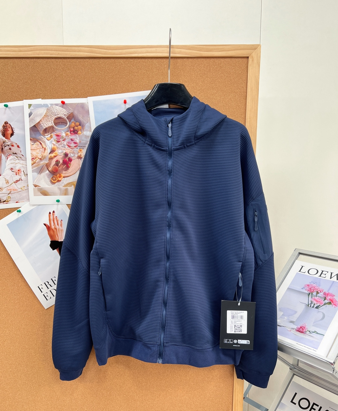 NO:934633,Arc'teryx Urban Light Outdoor Ceiling | Arc'teryx Olera Waffle Hooded Jacket. An all-purpose cardigan that combines commuting texture with outdoor function. It comes in two colors of navy blue/light gray. It is the first choice for men and women alike!  The three-dimensional waffle honeycomb texture fabric of the whole body has its own air-permeable layer, which is not stuffy or sticky, and can be worn in all seasons. The fabric has high elasticity on all four sides, which is completely unrestrained for daily walking, jogging, and mountaineering activities. It is not easy to pilling, loosening and deformation after repeated washing, and has full durability.  Minimalist and low-key functional design, the whole piece is smooth and fully zippered, and the hooded version modifies the lines of the head and shoulders; the sides of the arms are spliced with woven wear-resistant fabric, and equipped with invisible zipper sleeve pockets to store headphones and cards; the side seams at the hem hide storage pockets, which are practical without ruining the simple appearance.  There is no exaggerated big logo, only small embroidered bird logos on the sleeve sides, low-key and unobtrusive, suitable for daily commuting, walking, short-distance hiking, and camping. The loose shoulder cut is not flattering to the body shape, boys wear it neatly and stylishly, and girls have a loose and lazy upper body. Couples can wear two sets of color matching to create a super atmosphere. Complete with three labels, great product!  Sizesmlxl coding,arc'teryx,jackets & coats,hats,19860909始祖鸟城市轻户外天花板｜始祖鸟Olera华夫格连帽外套 兼顾通勤质感与户外机能的万能开衫,藏青/浅灰双色齐发,男女同款情侣款首选！ 全身立体华夫格蜂窝肌理面料,自带空气透气层,不闷汗不粘身,四季都能穿.面料自带四面高弹力,日常走路、慢跑、登山活动完全无束缚,反复水洗不易起球、松弛变形,耐穿度拉满. 极简低调机能设计,整片顺滑全拉链开合,连帽版型修饰头肩线条；手臂侧边拼接梭织耐磨布,搭配隐形拉链袖袋,可收纳耳机、卡片；下摆侧缝隐藏储物口袋,实用又不破坏简约外观. 无夸张大logo,仅袖侧小巧刺绣鸟标,低调不张扬,日常通勤、遛弯、短途徒步、露营全部适配.宽松落肩剪裁不挑身材,男生穿利落有型,女生上身松弛慵懒,情侣搭两套配色氛围感超强.三标齐全,大货出！ 尺码smlxl 编码,arc'teryx,jackets & coats,hats,,Women's clothing