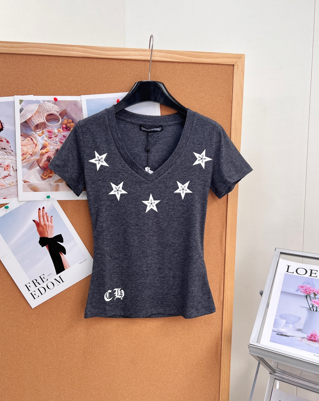 NO:934623,Chrome Hearts five-pointed star Sanskrit printed V-neck slim short-sleeved, dark hot girl natal T-shirt 26 spring and summer new slim short T-shirt, gray linen background comes with retro distressed filter, sweet and cool street feeling directly!  We select soft, waxy and highly elastic hemp gray cotton material, which is close to the body and smooth without sweating. It has full elasticity, a waist-slim fit and a slightly slim fit, which outlines the curves of the waist and abdomen. A small person can become a hot girl figure in seconds.  Double-layer heavy printing design on the front and back, with five five-pointed stars scattered on the front, each star embedded with the iconic Sanskrit cross pattern, and the Gothic CH letters on the hem; the oversized five-pointed star on the back is paired with a Sanskrit slogan, and the hem is finished with curved floral letters.  It goes well with low-waisted denim, cargo shorts, leather skirts, and wide-leg jeans. It’s easy to style American retro, dark punk, and street girl styles. It’s great for taking photos when shopping, visiting stores, or taking photos at music festivals!  All three standards are complete, and the goods will be shipped in large quantities!  Size sml code,,chrome hearts,skirts,shorts,jeans,T-shirt,tees,t-shirt,19860909Chrome Hearts五角星梵文印花V领修身短袖,暗黑辣妹本命T恤26春夏新款修身短T,灰麻底色自带复古做旧滤镜,甜酷街头感直接拉满！ 甄选软糯高弹麻灰棉料,贴身顺滑不闷汗,弹力拉满,收腰微修身版型,勾勒腰腹曲线,小个子秒变三七分辣妹身材. 前后双层重工印花设计,正面错落五颗五角星,每颗星内嵌标志性十字花梵纹,下摆哥特CH字母点缀；后背超大五角星搭配环绕梵文标语,下摆弧形花体字母收尾,正反面都超好出片. 显瘦小V领剪裁,拉长脖颈线条,修饰圆脸方圆脸；基础短袖长度刚好遮住手臂拜拜肉,不挑身形. 搭配低腰牛仔、工装短裤、皮裙、阔腿牛仔裤都适配,美式复古、暗黑朋克、街头辣妹风轻松拿捏,逛街、探店、音乐节拍照巨上镜！三标齐全,大货出！ 尺码sml 编码,,chrome hearts,skirts,shorts,jeans,T-shirt,tees，t-shirt,,Women's clothing