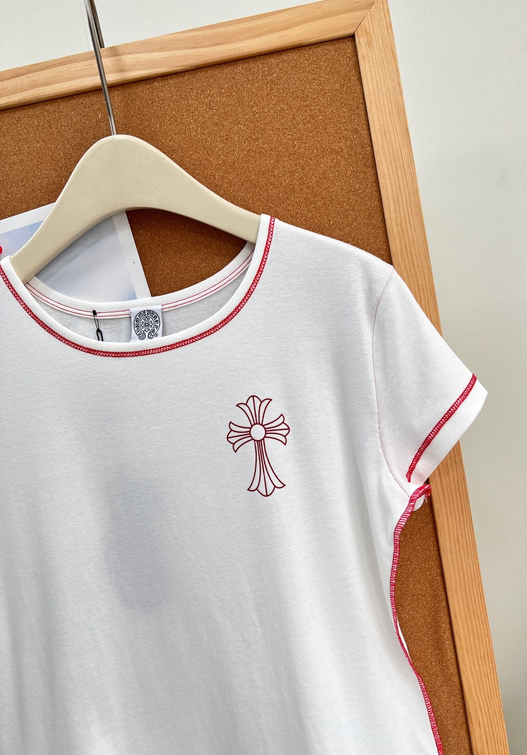 🆕Chrome Hearts新款vintage复古感拉满，克罗心红撞线十字架修身白T🤍❤️ 温柔甜酷平衡款！纯白底色搭配