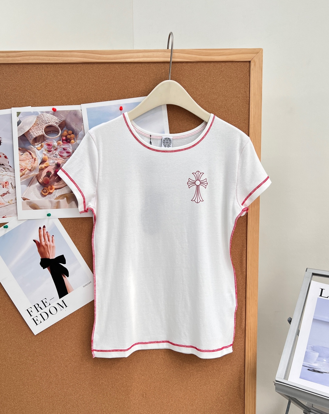 NO:934656,Chrome Hearts' new vintage style is full of retro feeling, Chrome Hearts red contrast cross and slim white T, gentle, sweet and cool balance style!  The pure white background color is matched with red topstitch binding, and the contrasting line atmosphere directly hits the girl's heart. It is a niche style that does not conflict with the niche. The whole body is surrounded by a red topstitch stitching, and the collar, cuffs, and hem are completely surrounded. The details are full of craftsmanship and full of retro vintage tone. The simple embroidered cross pattern on the chest has delicate and delicate lines. It is low-key and has the iconic recognition of Croix heart. It is not too exaggerated and can be used for daily commuting.  Selected high-elastic, skin-friendly cotton material, light, breathable and not sweaty, a must-have item in spring and summer; slightly slim-fit waisted version, softly fits the body shape, outlines smooth curves, suitable for both small and pear-shaped figures. Pair with light blue denim shorts, pleated skirts, and overalls to freely switch styles, Korean sweet girl, American retro, simple and casual, easy to handle, summer movie magic weapon!  All three standards are complete, and the goods will be shipped in large quantities!  size sml coding,,chrome hearts,chrome hearts,skirts,shorts,19860909Chrome Hearts新款vintage复古感拉满,克罗心红撞线十字架修身白T 温柔甜酷平衡款！纯白底色搭配正红色明线包边,撞色线条氛围感直接戳中少女心,小众不撞款. 全身一圈红色明线锁边,领口、袖口、下摆完整环绕,细节工艺感拉满,复古vintage调调十足. 胸口简约刺绣十字架图案,线条细腻精致,低调自带克罗心标志性辨识度,不会过于夸张,日常通勤也能驾驭. 精选高弹亲肤棉料,轻薄透气不闷汗,春夏刚需单品；微修身收腰版型,柔和贴合身形,勾勒流畅曲线,小个子、梨形身材都适配. 搭配浅蓝牛仔短裤、百褶裙、工装裤风格自由切换,韩系甜妹、美式复古、简约休闲轻松拿捏,夏日出片神器！三标齐全,大货出！ 尺码sml 编码,,chrome hearts,chrome hearts,skirts,shorts,,Women's clothing