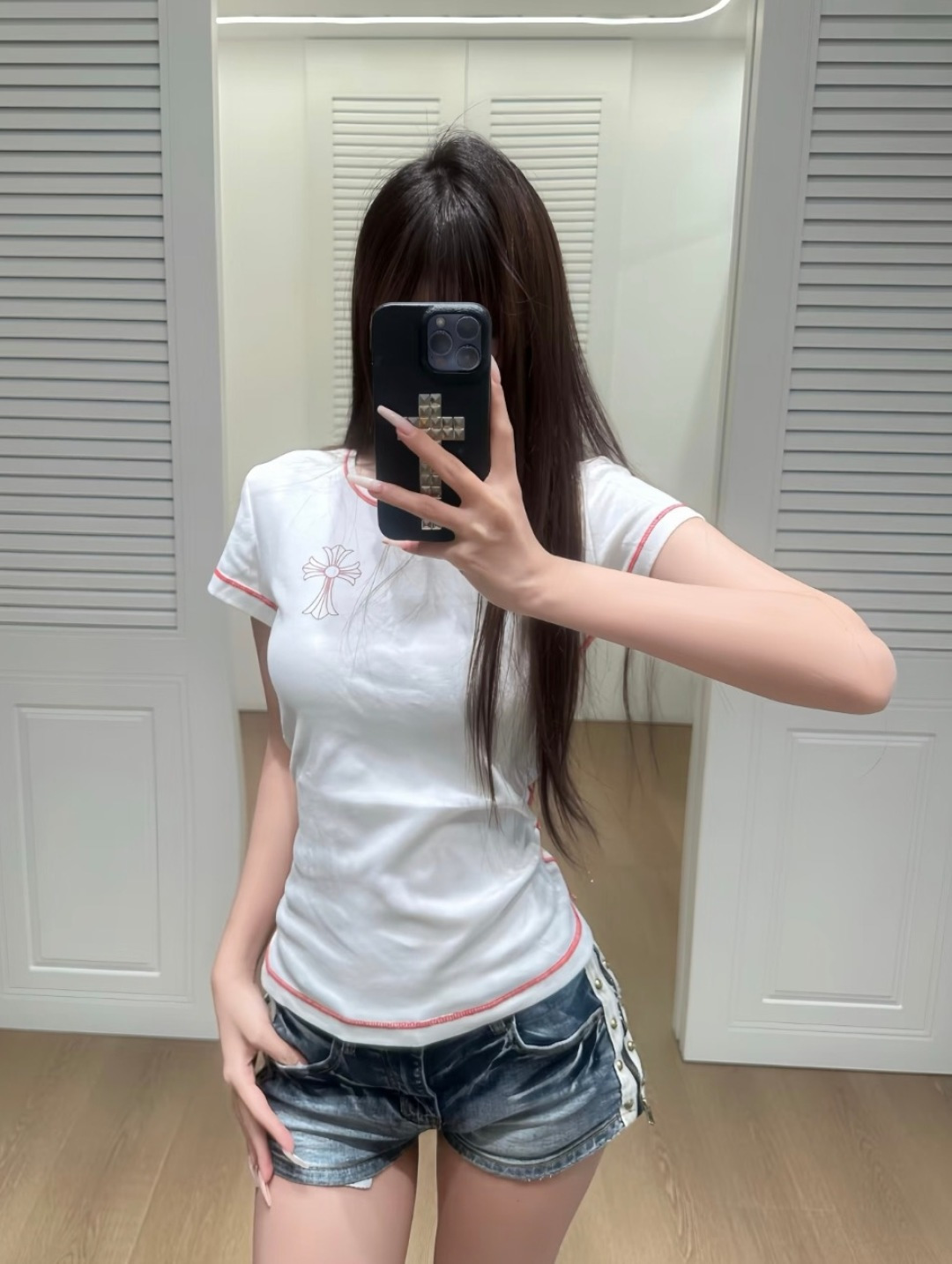NO:934660,ChromeHearts' clean white T-shirt is a permanent wardrobe necessity. The red top-stitched back stitching and the cross print of the same color are so special!  !  ,,chrome hearts,19860909ChromeHearts 干净白T是衣柜永远的刚需 红色明线反缝,同色十字架印花好特别！！,,chrome hearts,,Women's clothing