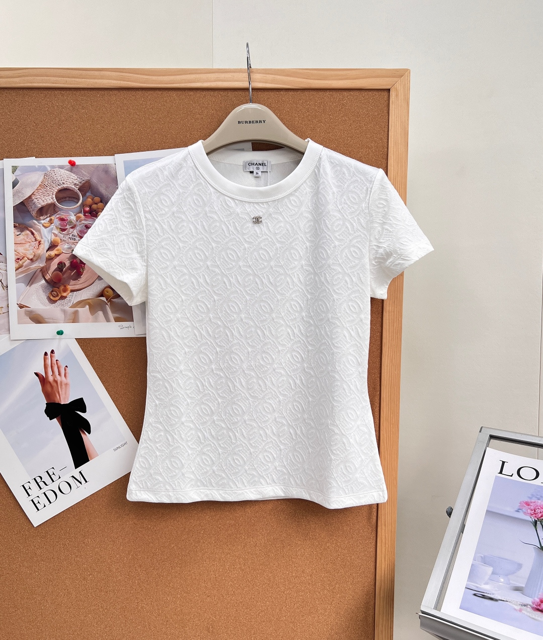 NO:934648,CHANEL's new full-frame double C embossed jacquard round-neck short-sleeved T-shirt, a gentle and rich family's basic T, minimalist and advanced natural white T, the original development of full-frame three-dimensional double C embossed jacquard, low-key and hidden exquisite details, not exaggerated but distinguished at first glance!  The whole piece is made of dark pattern embossed jacquard craftsmanship, full of circulating double C patterns, and the concave and convex texture is delicate and layered. The texture has a soft light texture under the light, which is different from ordinary flat-printed T-shirts. The texture is directly stretched out. It is clean off-white and soft against the skin. The basic round neck fits the neck without tightening the flesh. The fit is slightly nipped in and the waist is cut to naturally outline the waistline and modify the body shape to make it look slimmer and not tight.  The chest is embellished with a mini rhinestone double C logo, which is small and exquisite as the finishing touch. It is simple and clean, suitable for commuting, dating, and daily travel. Wear it alone and is gentle and elegant. It is suitable for matching with skirts, jeans, suits, and small jackets. It can be worn as an inner layer in all seasons, and it is a classic style that can be worn for several years. Complete with three labels, large quantities of goods!  Size sml code,,chanel,skirts,jeans,jackets & coats,T-shirt,tees,t-shirt,business suit,19860909CHANEL新款满幅双C浮雕提花圆领短袖T恤,温柔富家千金基础T极简高级的本命白T,原版开发满幅立体双C浮雕提花,低调暗藏精致细节,不浮夸却一眼显贵！ 整件通体暗纹浮雕提花工艺,满布循环双C纹样,凹凸肌理细腻有层次,灯光下纹路自带柔光质感,区别普通平印T恤,质感直接拉满. 干净米白柔和衬肤,基础小圆领贴合脖颈不勒肉,合身微收腰剪裁,自然勾勒腰线,修饰身形显瘦不紧绷. 胸口点缀一枚迷你水钻双C小标,小巧精致作为点睛之笔,简约干净,通勤、约会、日常出行全都适配. 单穿温柔大气,搭配半裙、牛仔裤、西装、小香外套都适配,四季可做内搭,一件能穿好几年的经典款.三标齐全,大货出！ 尺码sml 编码,,chanel,skirts,jeans,jackets & coats,T-shirt,tees，t-shirt,business suit,,Women's clothing