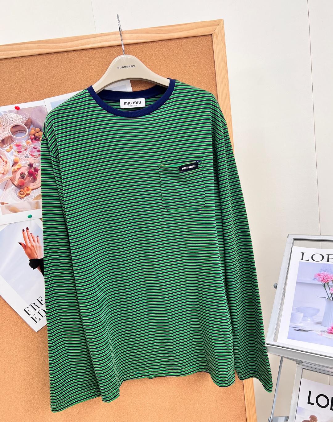 🆕miumiu新款口袋字母贴片复古绿条纹长袖，美式学院少女感天花板💚经典学院条纹重新调色，绿黑细条纹自带复古胶片滤镜，藏