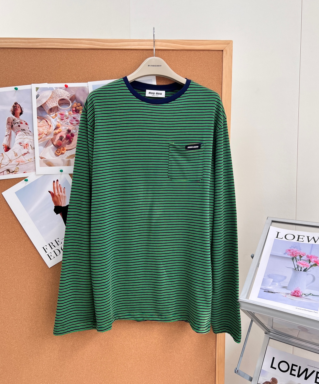 NO:934629,miumiu's new pocket letter patch retro green striped long sleeves, American college girly ceiling classic college stripes re-color, green and black pinstripes come with retro film filters, navy blue contrasting round neck has more layers than color. The soft and waxy cotton crochet knitted fabric is selected, the touch is delicate, skin-friendly and breathable, it can be worn alone in spring and autumn, or worn under autumn and winter without any pressure, and it will not deform and pill easily after being washed for a long time.  The loose, oversized off-shoulder silhouette does not accentuate the shoulder width and fills up the body. The extended sleeves are lazy and casual, giving a casual atmosphere to small people. The three-dimensional small patch pockets are sewn on the chest and are matched with the brand's letter logo woven label, which is low-key and refined; the hem is reinforced with double-ended crochet, and the heavy workmanship is solid and durable. The details show the original texture.  Wear it alone with a pleated skirt and denim straight pants for a standard college girl; wear it layered with a vest and a small jacket to double the atmosphere, making it very photogenic for daily, campus, and outing photos!  All three standards are complete, ready for delivery ~ size sml code, miumiu, versace, skirts, jackets & coats,19860909miumiu新款口袋字母贴片复古绿条纹长袖,美式学院少女感天花板经典学院条纹重新调色,绿黑细条纹自带复古胶片滤镜,藏青撞色圆领层次超出彩. 甄选软糯全棉钩针针织面料,触感细腻亲肤透气,春秋单穿、秋冬内搭毫无压力,久洗不易变形起球. 宽松oversize落肩廓形,不挑肩宽身材,藏肉松弛感拉满；加长袖管慵懒随性,小个子穿出随性氛围感. 胸口缝制立体小贴袋,搭配品牌字母徽标织唛,低调精致；下摆双头钩针加固走线,重工做工扎实耐穿,细节尽显原版质感. 单穿搭配百褶裙、牛仔直筒裤是标准学院少女；叠穿马甲、小香外套氛围感翻倍,日常、校园、出游拍照巨上镜！三标齐全,现货发～ 尺码sml 编码,,miumiu,versace,skirts,jackets & coats,,Women's clothing