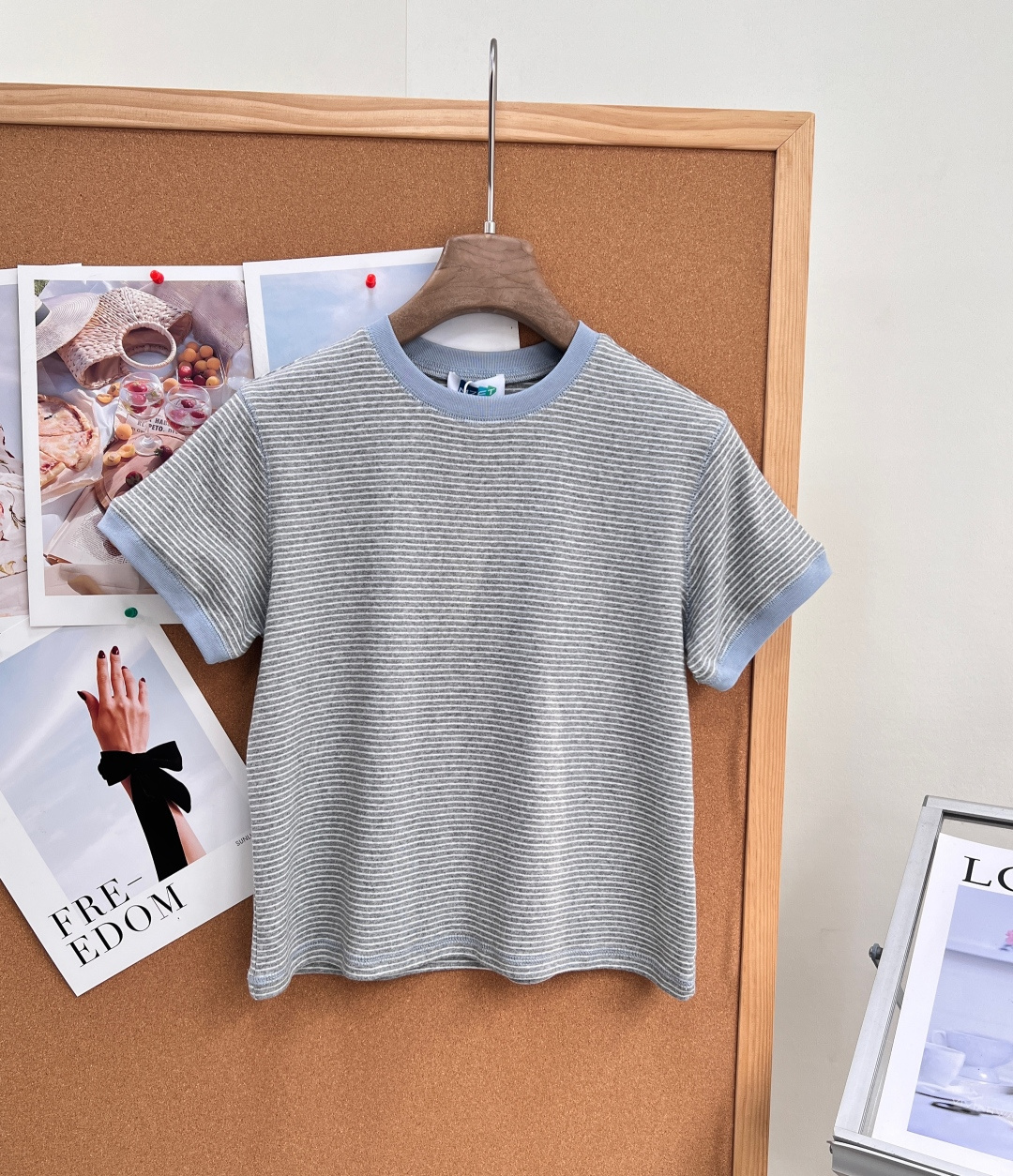 NO:934613,Mardi's contrast-edged pinstripe short-sleeves, a soft-feeling striped T-shirt, are available in two colors: gray-toned stripes/pink-toned stripes, and a low-saturated color with yellow leather, making it clean and refreshing even when worn without makeup. The delicate and dense horizontal striped texture is paired with haze blue contrast-encrusted edges, and the collar, cuffs, and hem are fully contrasted with hemming. It has a compact design that is simple and not monotonous.  We select soft, waxy and skin-friendly elastic knitted fabric, which is light, breathable and not sweaty. It is soft and non-restrictive when worn next to the body. It will not stick to your body even if you wear it for a long time in summer. The fit is slightly short and the round neck version is moderately loose but not tight. It modifies the muscles of the arms. Small people can easily raise the waistline, and can easily capture the lazy atmosphere in daily life.  No superfluous and complicated prints, minimalist and clean style, suitable for pairing with denim shorts, skirts, and casual trousers. It is versatile for commuting, traveling, and at home. It is super worry-free to switch between two pieces. Complete with three standards, ready to ship!  Size sml code,,skirts,shorts,T-shirt,19860909Mardi撞色包边细条纹短袖,温柔感拉满的刚需条纹T,双配色可选灰调条纹/粉调条纹,低饱和色系巨衬黄皮,素颜穿也干净清爽. 细腻细密横条纹肌理,搭配雾霾蓝撞色包边,领口、袖口、下摆全套撞色锁边,小巧设计感,简约不单调. 甄选软糯亲肤弹力针织面料,轻薄透气不闷汗,贴身穿柔软无束缚,夏天久穿不粘身. 合身微短款圆领版型,适度宽松不紧绷,修饰手臂拜拜肉,小个子轻松拉高腰线,日常慵懒氛围感直接拿捏. 无多余繁杂印花,极简干净版型,单搭牛仔短裤、半身裙、休闲长裤都适配,通勤、出游、居家百搭不出错,两件换穿超省心.三标齐全,现货发！ 尺码sml 编码,,skirts,shorts,T-shirt,,Women's clothing