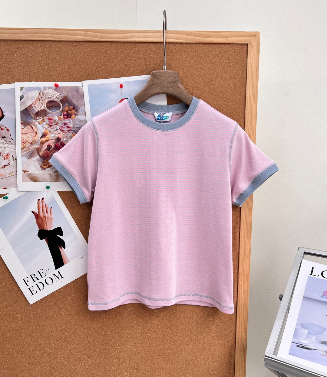 NO:934619,Mardi's contrast-edged pinstripe short-sleeves, a soft-feeling striped T-shirt, are available in two colors: gray-toned stripes/pink-toned stripes, and a low-saturated color with yellow leather, making it clean and refreshing even when worn without makeup. The delicate and dense horizontal striped texture is paired with haze blue contrast-encrusted edges, and the collar, cuffs, and hem are fully contrasted with hemming. It has a compact design that is simple and not monotonous.  We select soft, waxy and skin-friendly elastic knitted fabric, which is light, breathable and not sweaty. It is soft and non-restrictive when worn next to the body. It will not stick to your body even if you wear it for a long time in summer. The fit is slightly short and the round neck version is moderately loose but not tight. It modifies the muscles of the arms. Small people can easily raise the waistline, and can easily capture the lazy atmosphere in daily life.  No superfluous and complicated prints, minimalist and clean style, suitable for pairing with denim shorts, skirts, and casual trousers. It is versatile for commuting, traveling, and at home. It is super worry-free to switch between two pieces. Complete with three standards, ready to ship!  Size sml code,,skirts,shorts,T-shirt,19860909Mardi撞色包边细条纹短袖,温柔感拉满的刚需条纹T,双配色可选灰调条纹/粉调条纹,低饱和色系巨衬黄皮,素颜穿也干净清爽. 细腻细密横条纹肌理,搭配雾霾蓝撞色包边,领口、袖口、下摆全套撞色锁边,小巧设计感,简约不单调. 甄选软糯亲肤弹力针织面料,轻薄透气不闷汗,贴身穿柔软无束缚,夏天久穿不粘身. 合身微短款圆领版型,适度宽松不紧绷,修饰手臂拜拜肉,小个子轻松拉高腰线,日常慵懒氛围感直接拿捏. 无多余繁杂印花,极简干净版型,单搭牛仔短裤、半身裙、休闲长裤都适配,通勤、出游、居家百搭不出错,两件换穿超省心.三标齐全,现货发！ 尺码sml 编码,,skirts,shorts,T-shirt,,Women's clothing