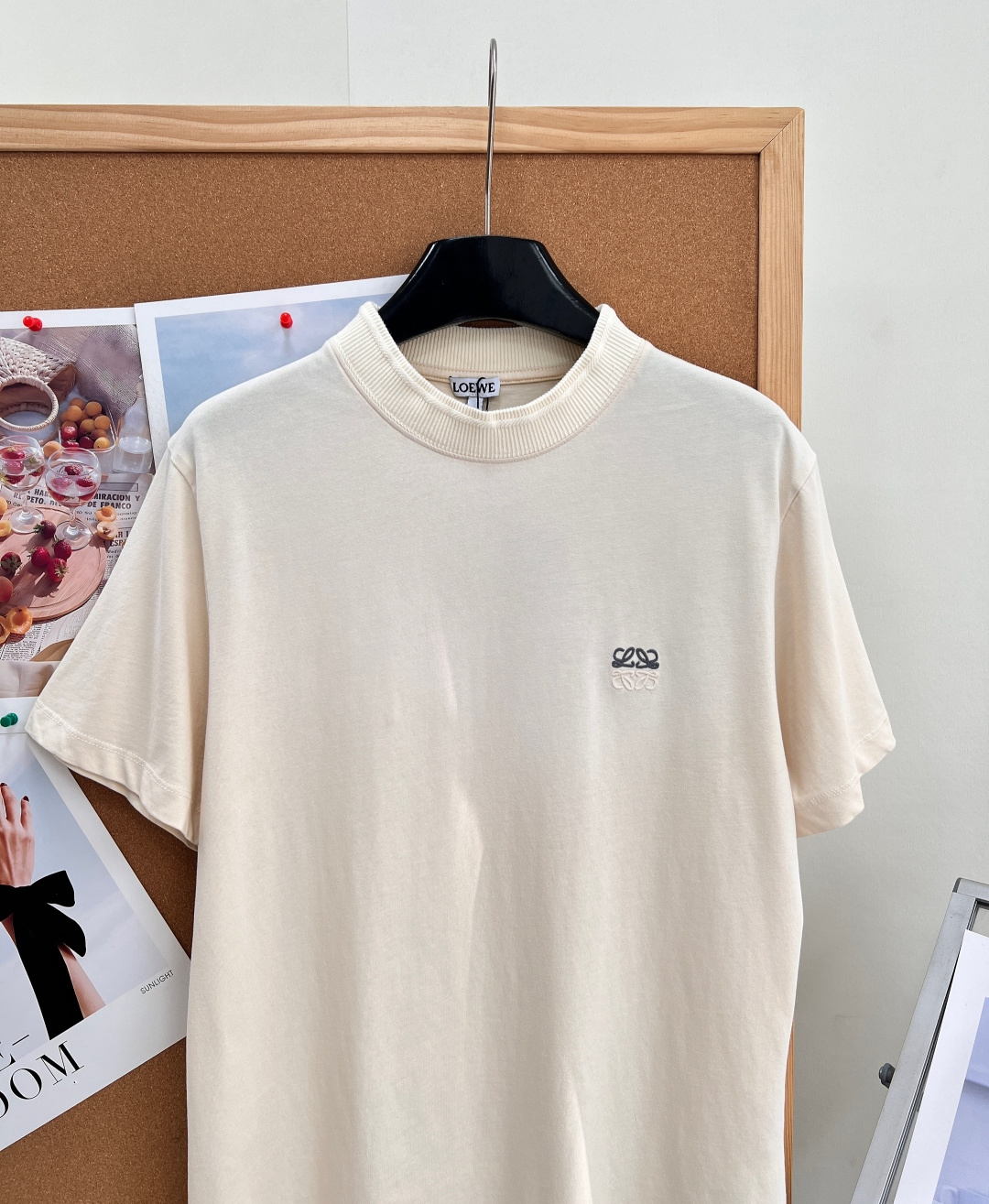 🆕LOEWE水洗做旧极简刺绣Anagram短袖✨自带复古滤镜的松弛感基础T恤，水洗石磨做旧工艺弱化色彩饱和度，树莓红/奶