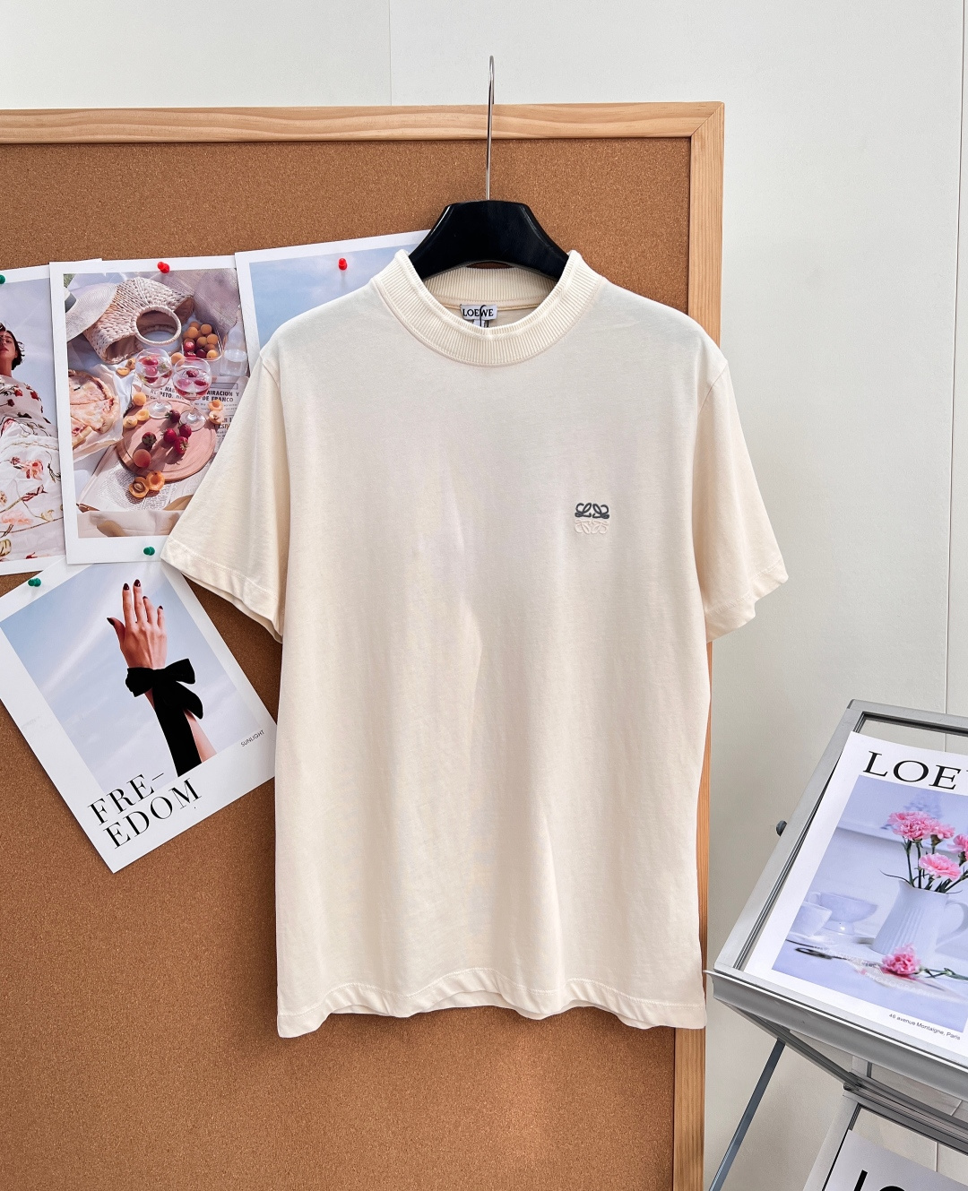 🆕LOEWE水洗做旧极简刺绣Anagram短袖✨自带复古滤镜的松弛感基础T恤，水洗石磨做旧工艺弱化色彩饱和度，树莓红/奶