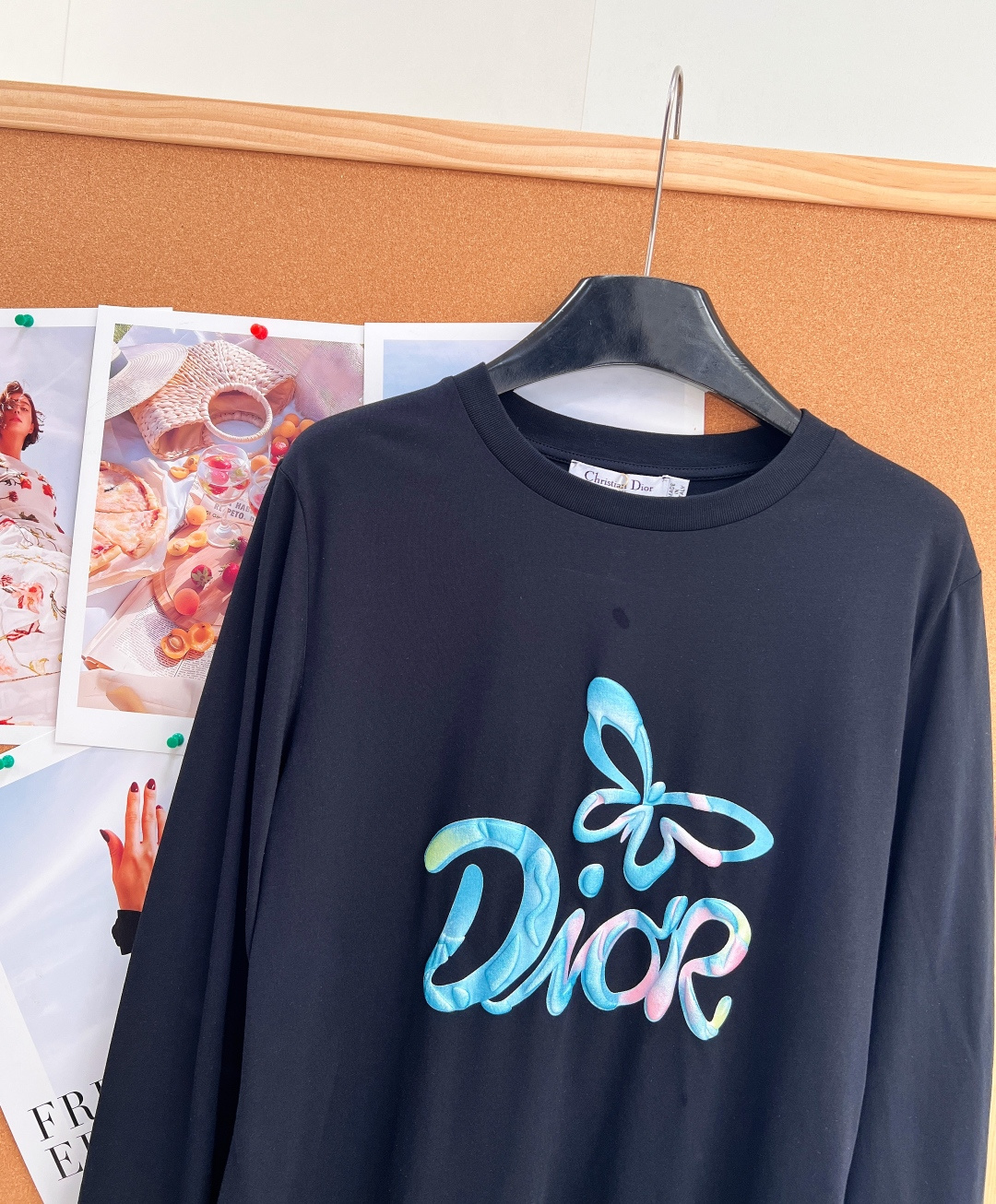 🆕Dior幻彩蝴蝶字母印花长袖T恤，独家幻彩渐变印花工艺，胸前融合蝴蝶造型与品牌字母，蓝粉水波纹珠光渐变印花，色彩通透柔