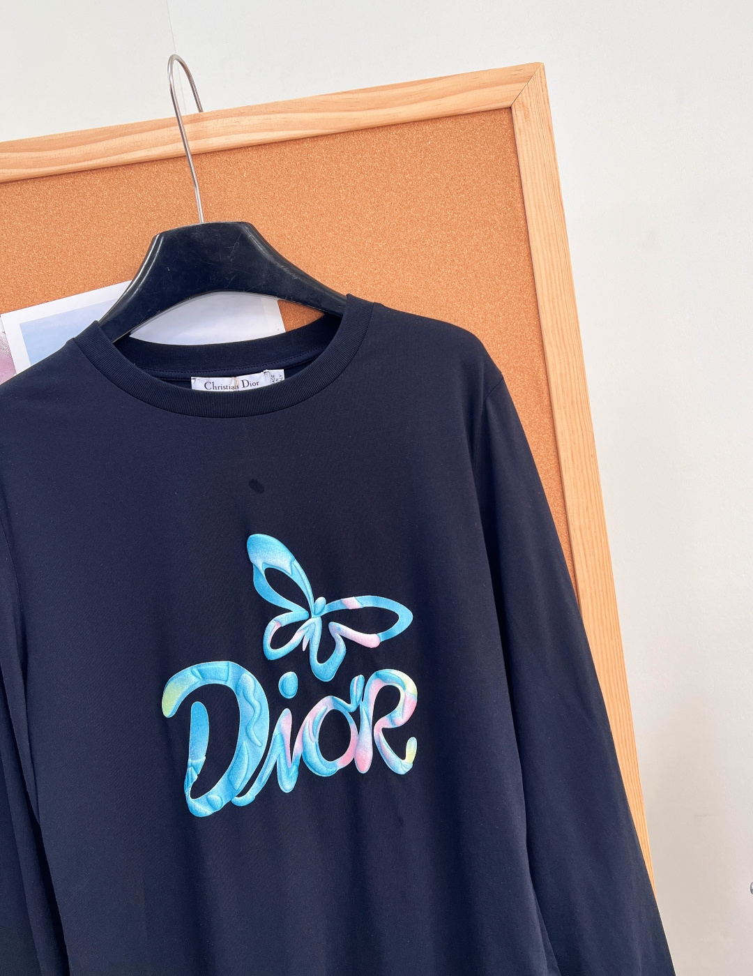 🆕Dior幻彩蝴蝶字母印花长袖T恤，独家幻彩渐变印花工艺，胸前融合蝴蝶造型与品牌字母，蓝粉水波纹珠光渐变印花，色彩通透柔