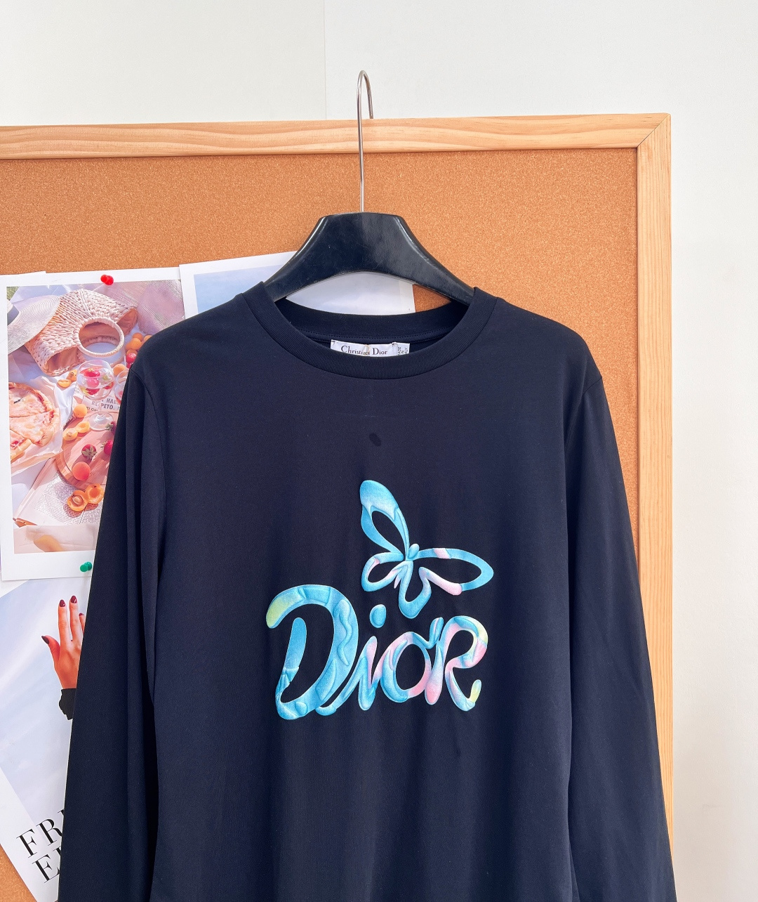 🆕Dior幻彩蝴蝶字母印花长袖T恤，独家幻彩渐变印花工艺，胸前融合蝴蝶造型与品牌字母，蓝粉水波纹珠光渐变印花，色彩通透柔