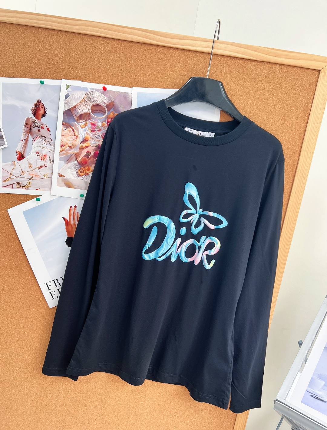 🆕Dior幻彩蝴蝶字母印花长袖T恤，独家幻彩渐变印花工艺，胸前融合蝴蝶造型与品牌字母，蓝粉水波纹珠光渐变印花，色彩通透柔