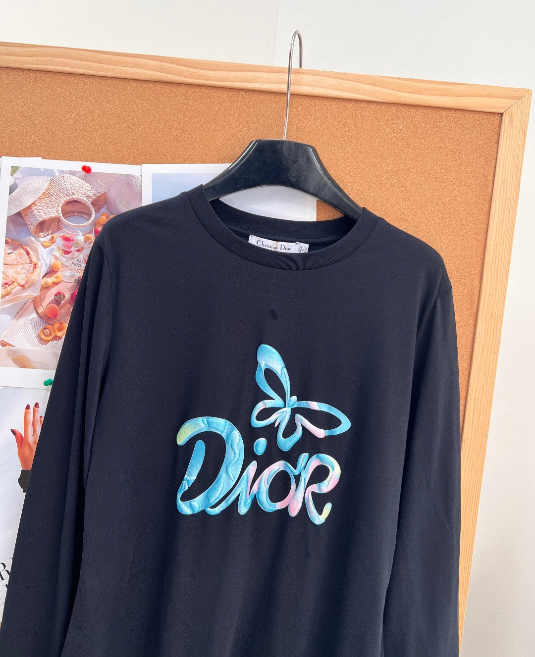 🆕Dior幻彩蝴蝶字母印花长袖T恤，独家幻彩渐变印花工艺，胸前融合蝴蝶造型与品牌字母，蓝粉水波纹珠光渐变印花，色彩通透柔